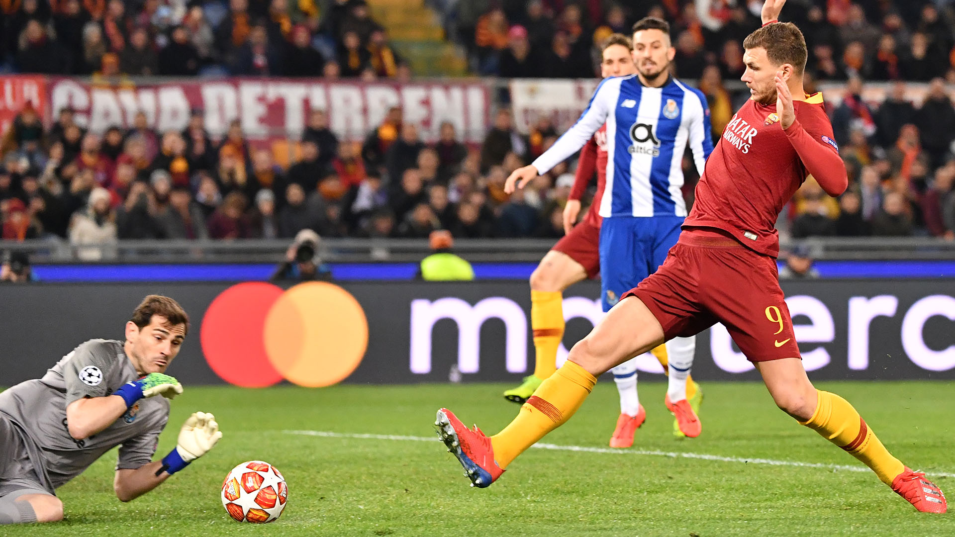 Dzeko y Casillas, una imagen que se repetirá en el partido de vuelta entre la Roma y el Porto. (Alberto PIZZOLI / AFP)