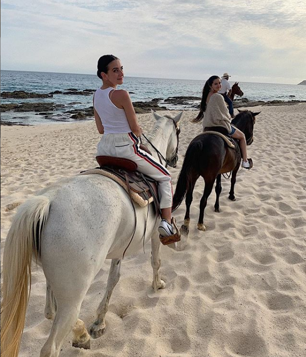 El grupo de amigas montó a caballo por la playa, comió guacamole y se relajó junto a la hoguera (Foto: Instagram @courtneyjbarry)