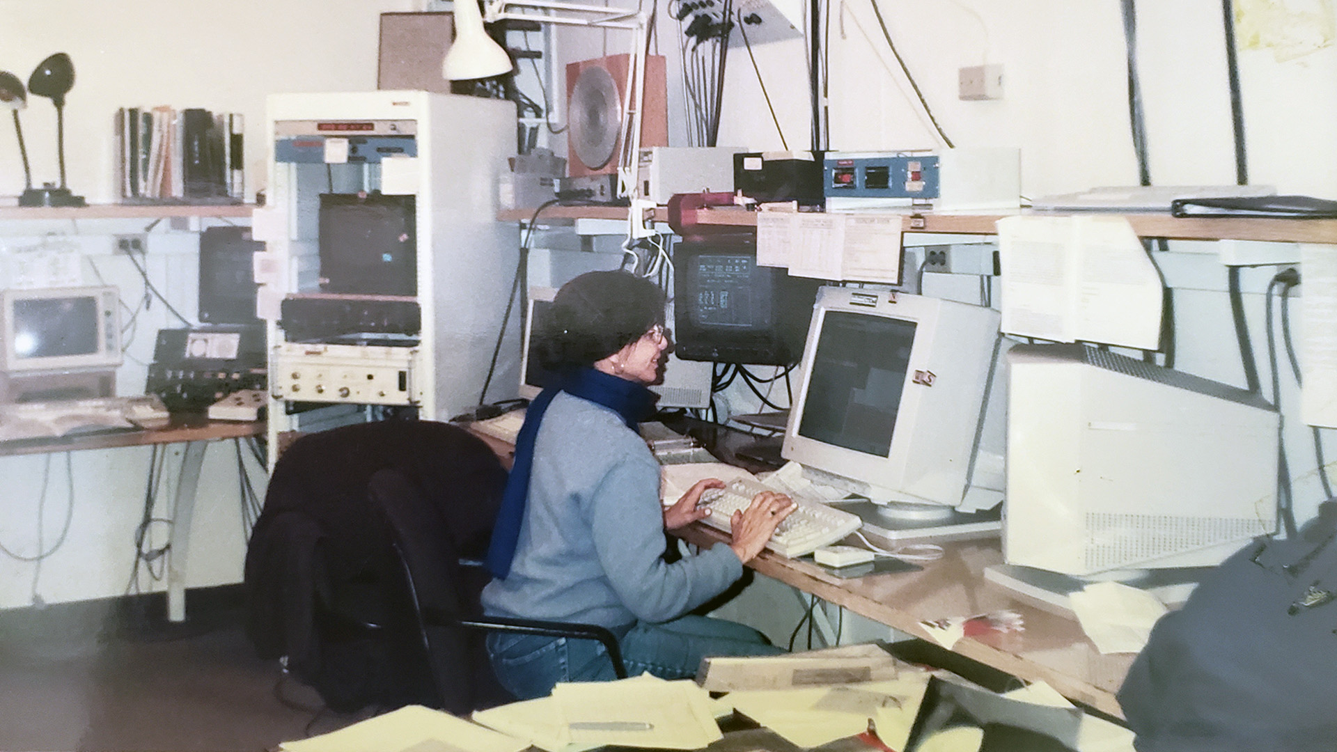 Miriani Pastoriza en la sala de control del telescopio en el Observatorio Interamericano de Cerro Tololo, Chile