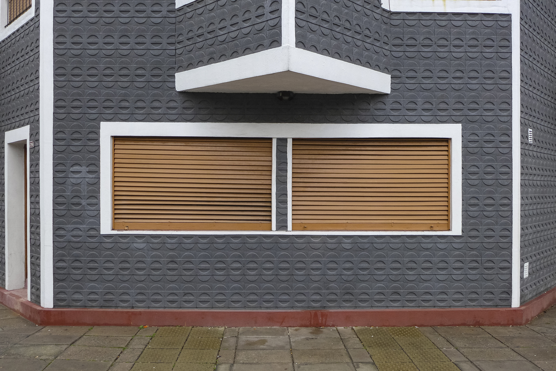 Ochava gris con dos ventanas (Caballito, BA, 2018)