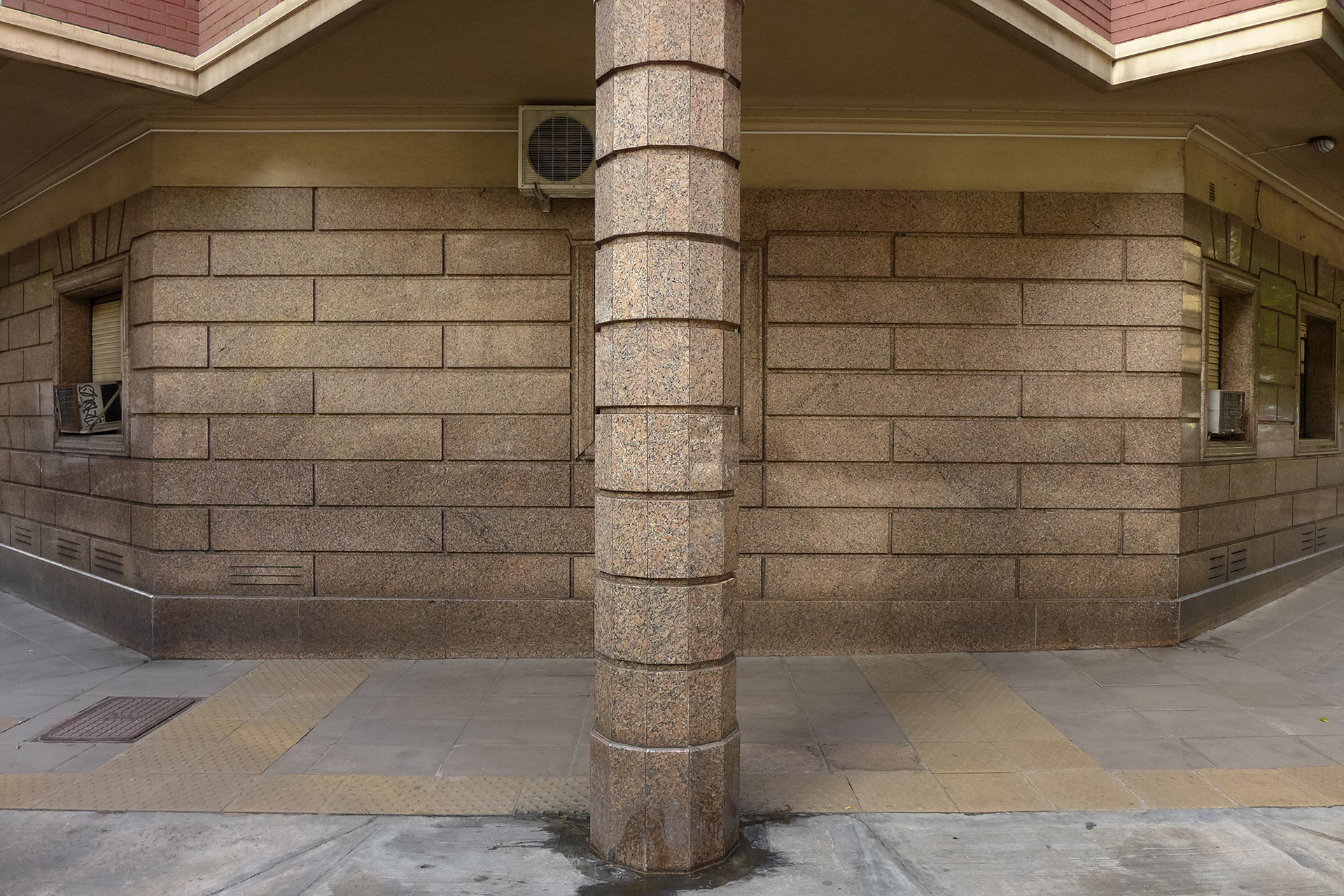 Ochava marmolada con columna (Recoleta, BA, 2018)Facundo de Zuviría
