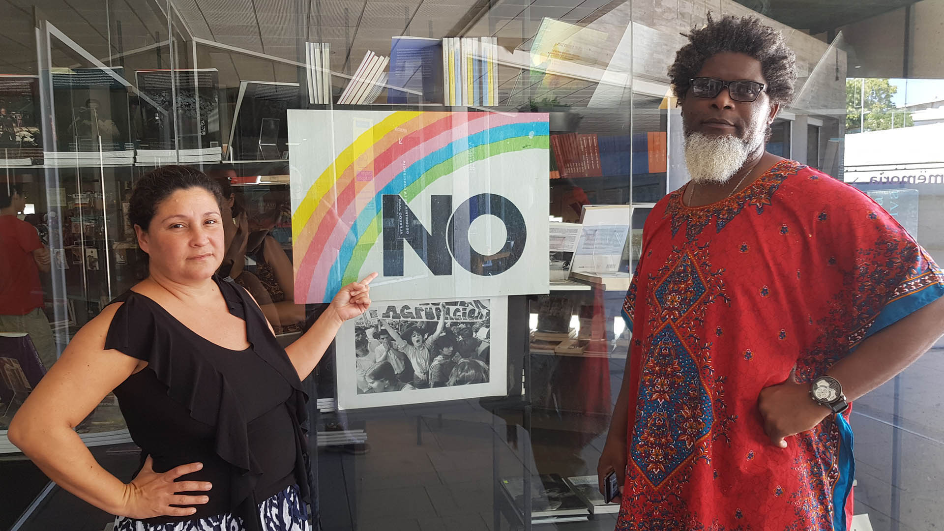 Los artistas cubanos Iris Ruiz y Amaury Pacheco con el afiche que compraron en Santiago de Chile y que les fue decomisado al regresar a Cuba