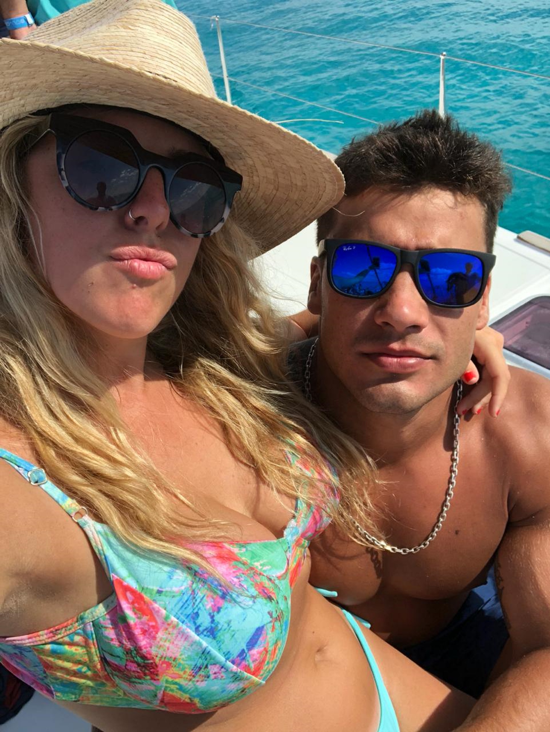 Primero fue en Miami que, sin saberlo, me despedí de mis 23 años de soltería (noviecito adolescente tampoco tuve, aclaro). Pero después llegó la Riviera Maya mexicana para cambiarme la vida para siempre. Era el segundo día de hotel en Cancún. Se armó una hermosa juntada muy cumbiera y fiestera. No soy de tomar de día pero unos cordobeses me apuraron con unos shots y cantando una de cancha, le di. Ya con el pico caliente, se me acerca un pibito a hablarme. Era grandote y potro. Me acordé que lo había mirado el día anterior en el ascensor (Foto: en sus primeras vacaciones juntos, Nati y Bruno regresaron a Cancún, en donde se conocieron)