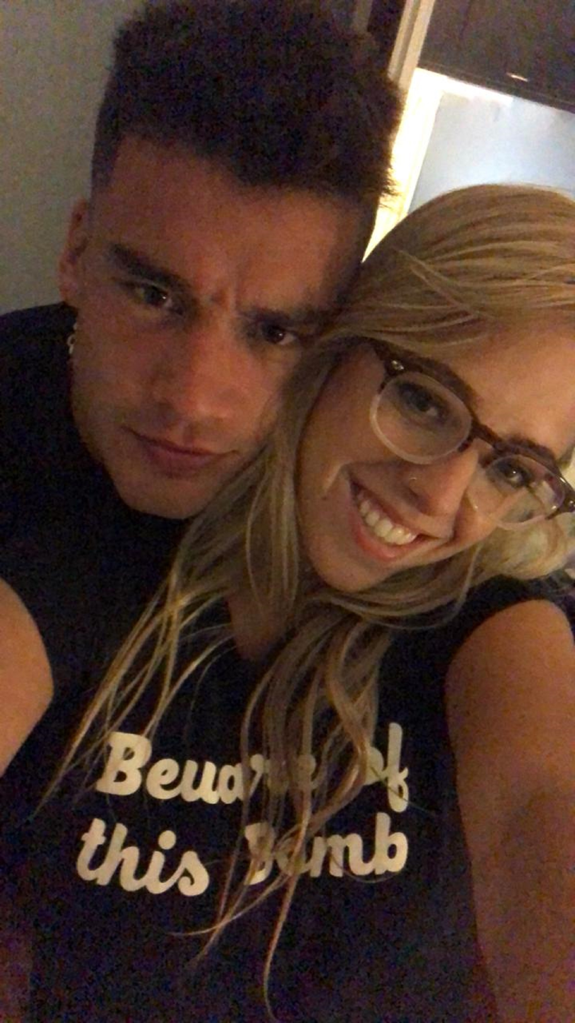 Siempre amé el amor. Lo desconocía, pero igual lo amaba. Lo amaba aún sabiendo que posiblemente así lo estuviera idealizando tanto que jamás la realidad iba a poder alcanzarlo. Y encima que a mí siempre me iba para el c…. Para el c… en serio. Me fui de vacaciones a seguir con la vida de joda que llevaba, pero esta vez fui a un lugar buenísimo con mis dos hermanas y mi mejor amiga. ‘En la pera, bebé’, pensé. Pero fue en el corazón (Foto: una de las primeras selfies que se sacó la pareja)