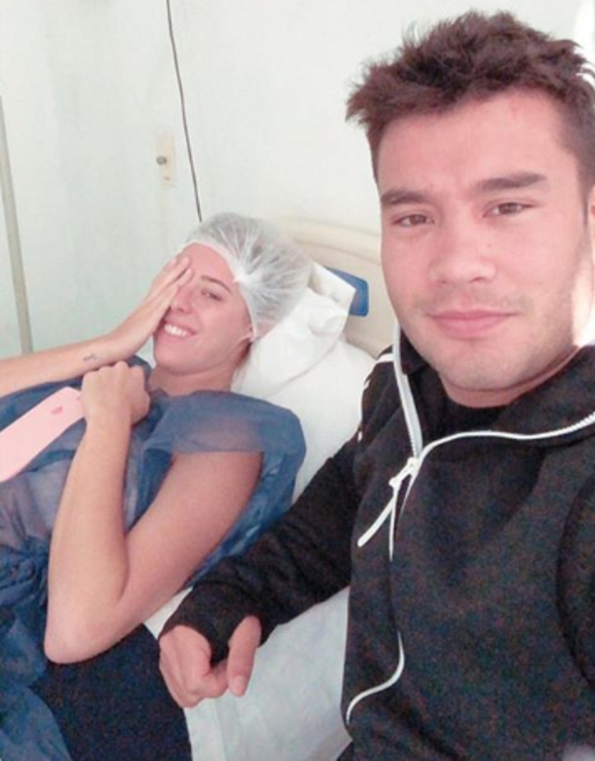 Subí a mi habitación feliz. “Amiga, creo que me gusta”. No iba a funcionar así que me bañé para salir y me llega un mensaje de él: “¿Puedo subir a darte un beso antes de salir?”. “Este pibe es joda”, pensé. Tocó la puerta, me asomo. Yo lo había conocido en malla y de playa. Morí de amor: estaba bañado, perfumado y con una camisa floreada. Nos dimos unos besos en el pasillo y se fue al boliche. Cerré la puerta de la habitación, suspiré como en las pelis: “Creo que me gusta”. Camila (mi hermana) se rió. (Foto: en octubre la periodista se achicó las lolas y su novio viajó desde Chaco para acompañarla durante la operación y en el post)