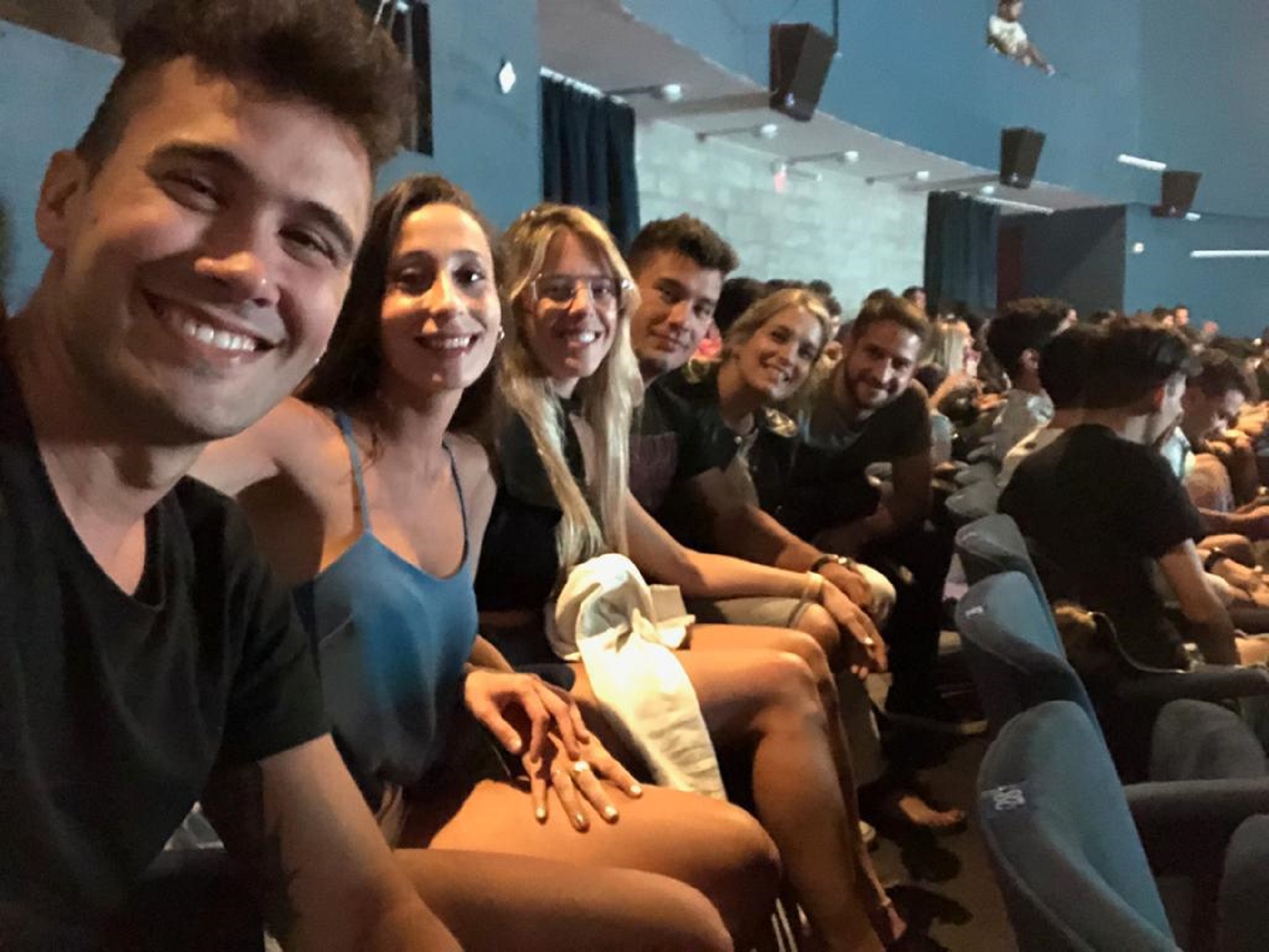 Ahí empezamos a ir y venir. Primero con dos o tres semanas de separación y después de que yo viajé al Mundial de Rusia 2018 empezamos a vernos más seguido. Yo reconozco que me empezó a costar más porque me terminé de enamorar y necesitaba verlo más seguido porque nos extrañábamos mucho. Entonces, empezamos a vernos todos los fines de semana, pero también era un gasto. Y, sino, cada dos semanas, pero ya tres era una eternidad, lo que al principio de la relación era normal. (Foto, de izquierda a derecha: Mauro -hermano de Bruno, que también es cantante en “Viento norte”-, su novia Camila, Bruno, Nati, Marcela -hermana de Bruno- y su marido Beto)