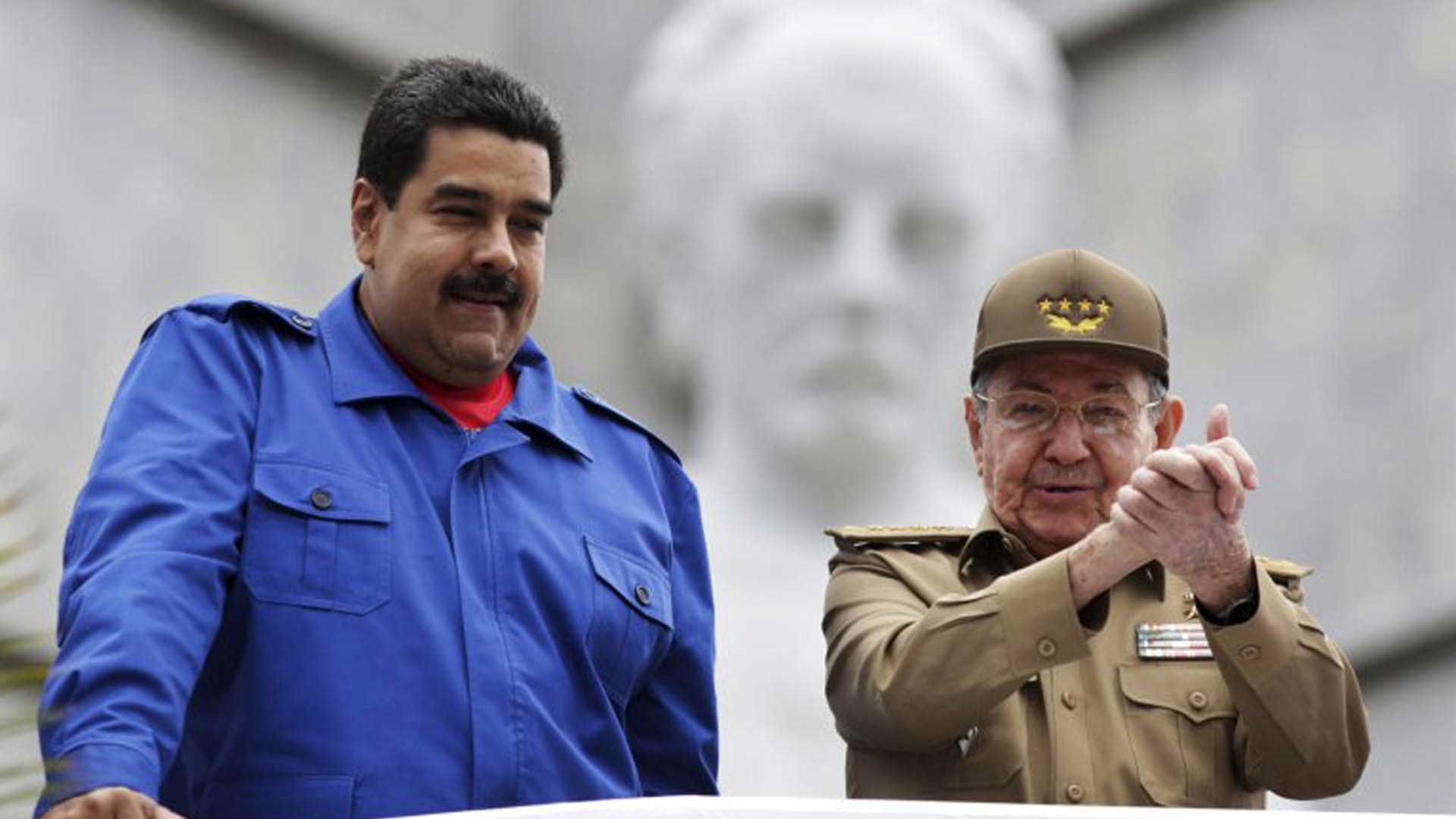 Maduro junto al líder cubano, Raúl Castro. Foto: AFP.