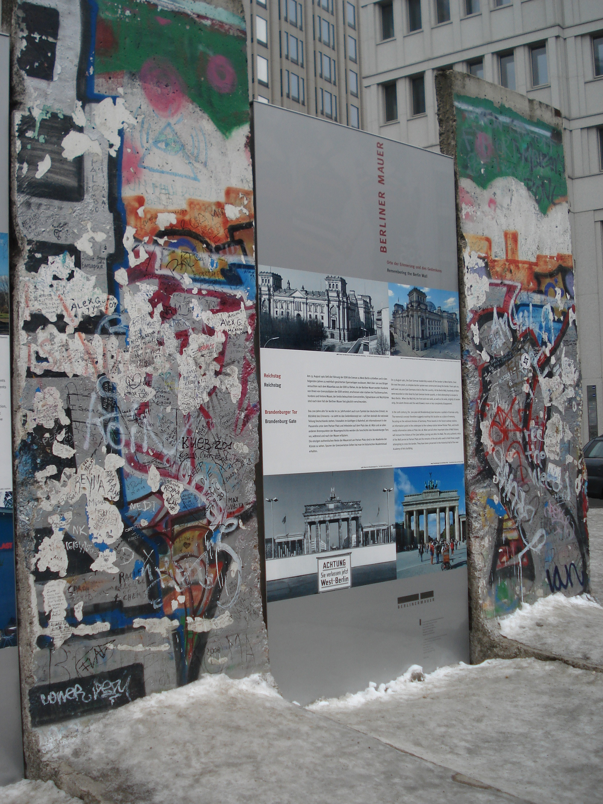 La franja del memorial del muro se extiende por algo más de un kilómetro y significa la división de Berlín Oriental y Occidental hasta la reunificación a fines de los años ochenta