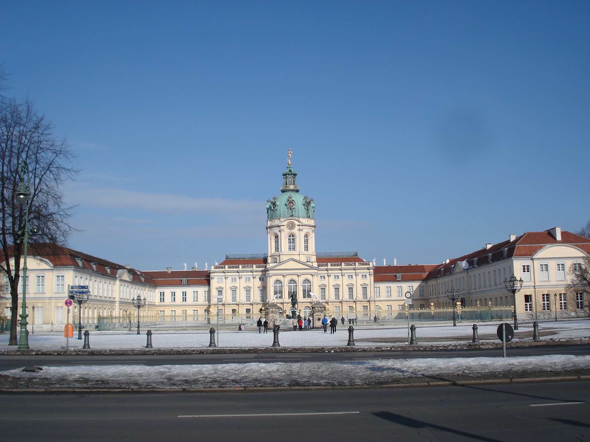 El Palacio de Charlottenburg, en homenaje a Sophie Charlotte, la primera reina consorte en Prusia, sufrió daños durante la guerra, pero fue reconstruido