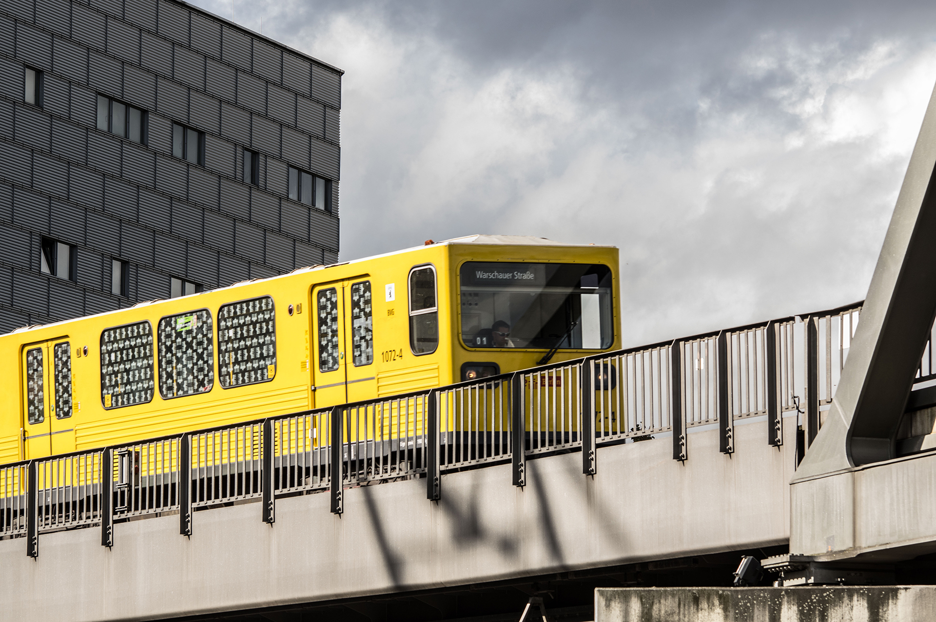 Friedrichshain es el antiguo barrio obrero que quedó del lado soviético en épocas del muro. La avenida Karl Marx conserva el mayor conjunto arquitectónico soviético de Europa