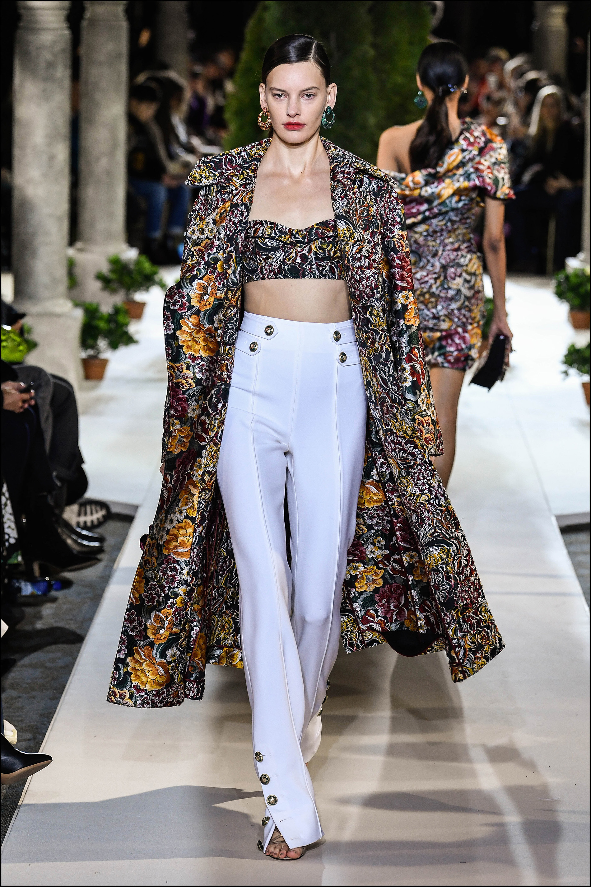 Pantalones de tiro alto con tops y abrigos súper largos.