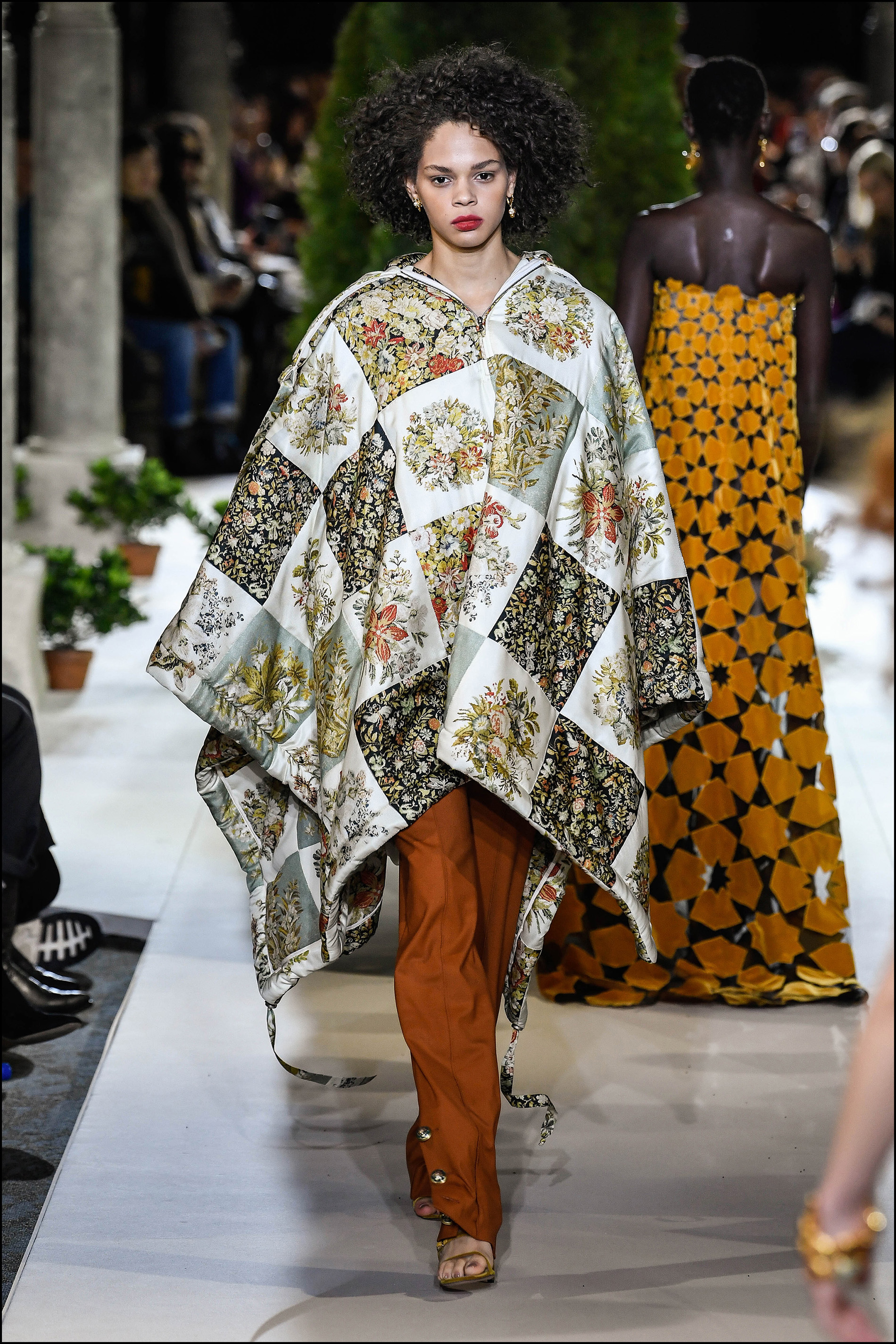 Pantalones con ponchos estampados.