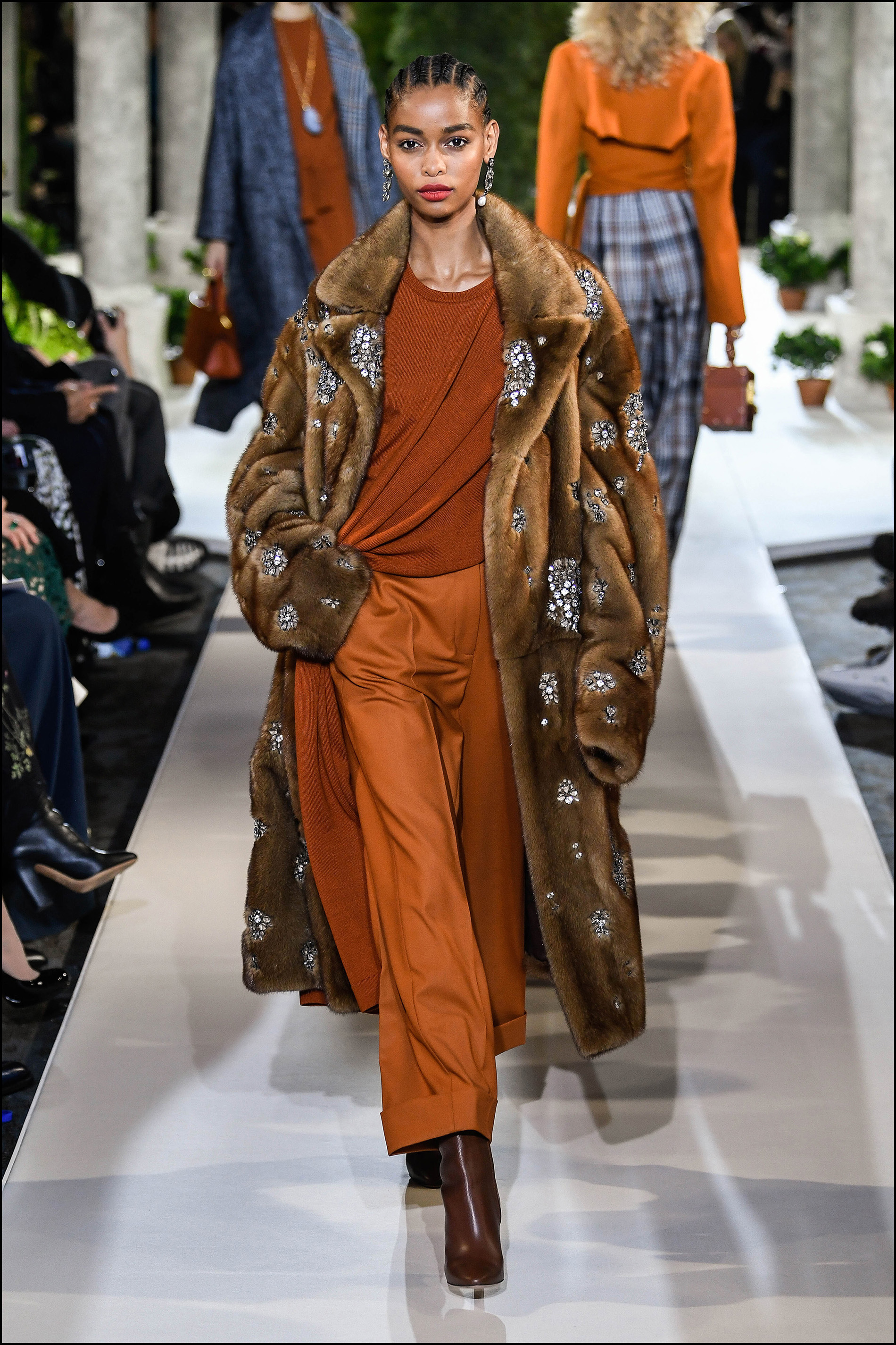 Confort y elegancia con pantalones amplios y tapados con apliques.