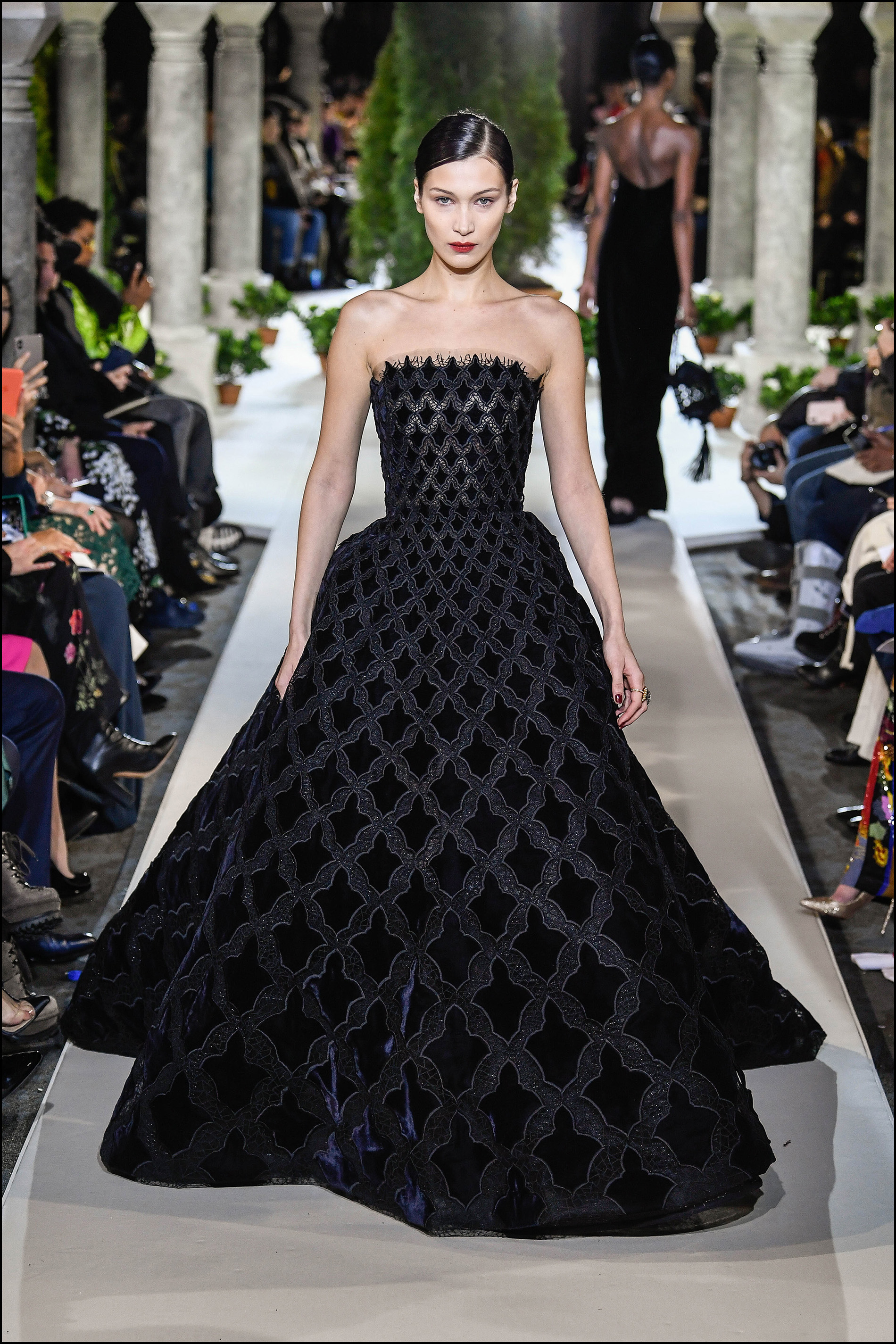 Bella Hadid abrió el desfile con un diseño de alto impacto.
