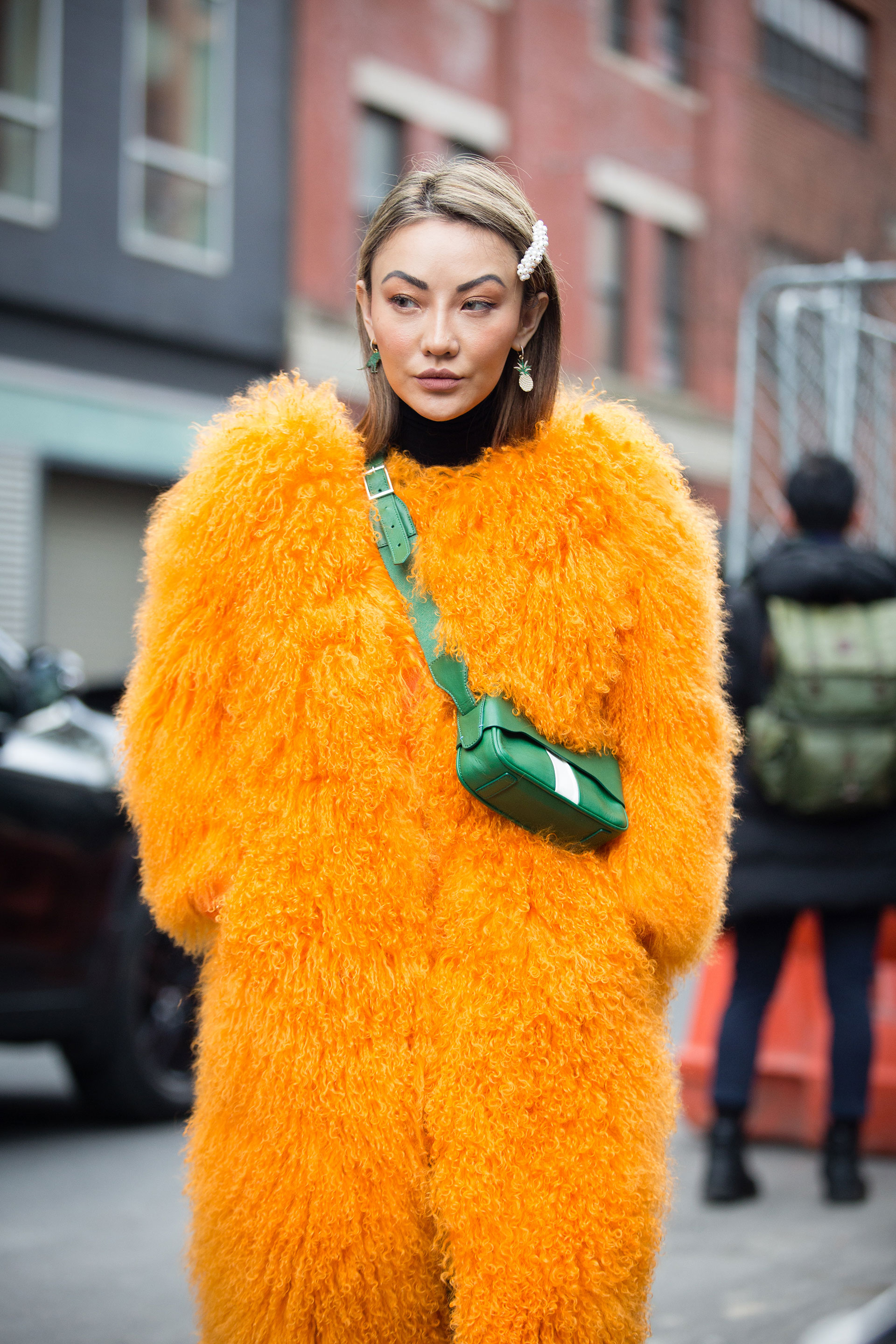 Yeti style afro en naranja y mini bag en verde con hebillas, la tendencia para el cabello que volvió con todo