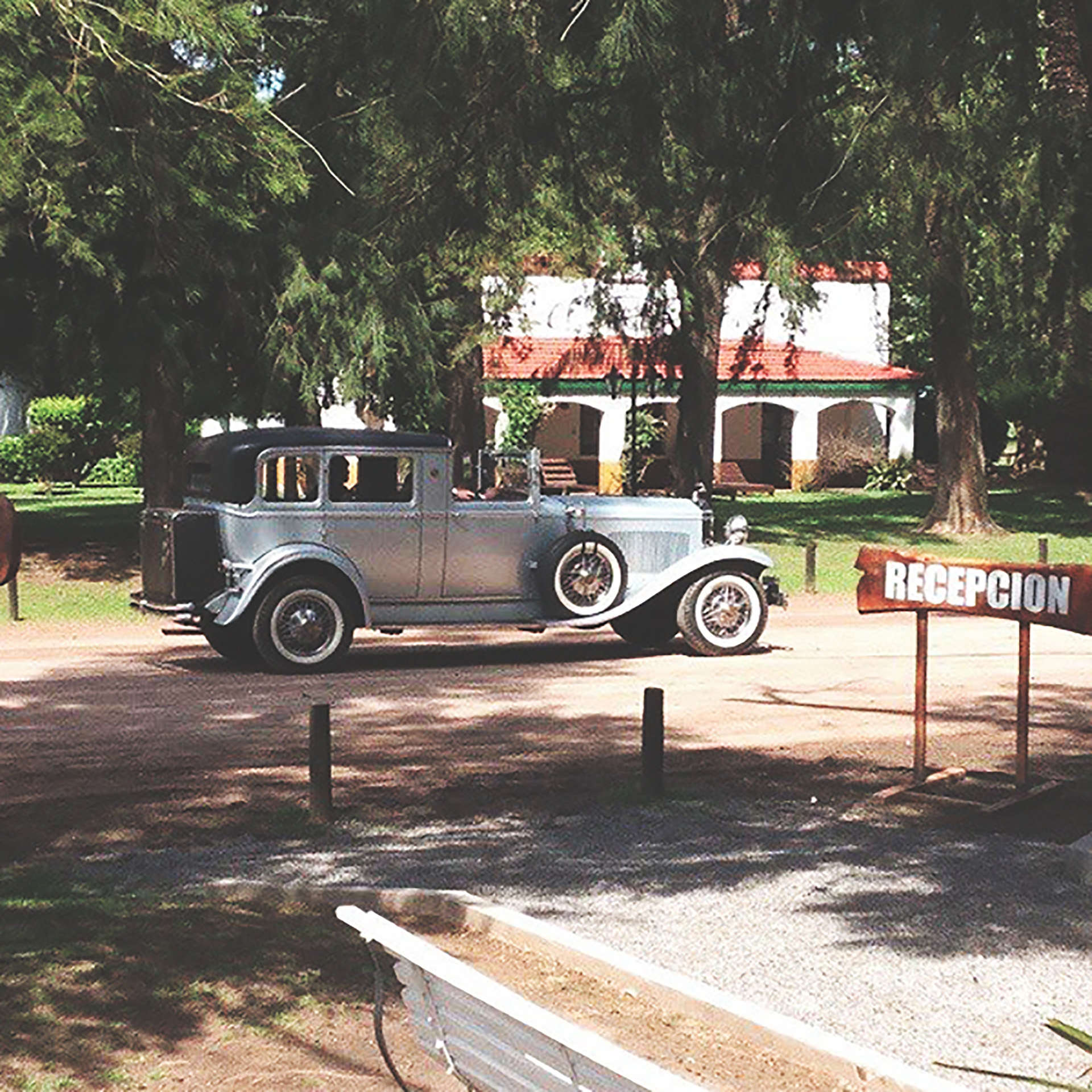 La recepción de estilo colonial -edificio fundacional de la estancia