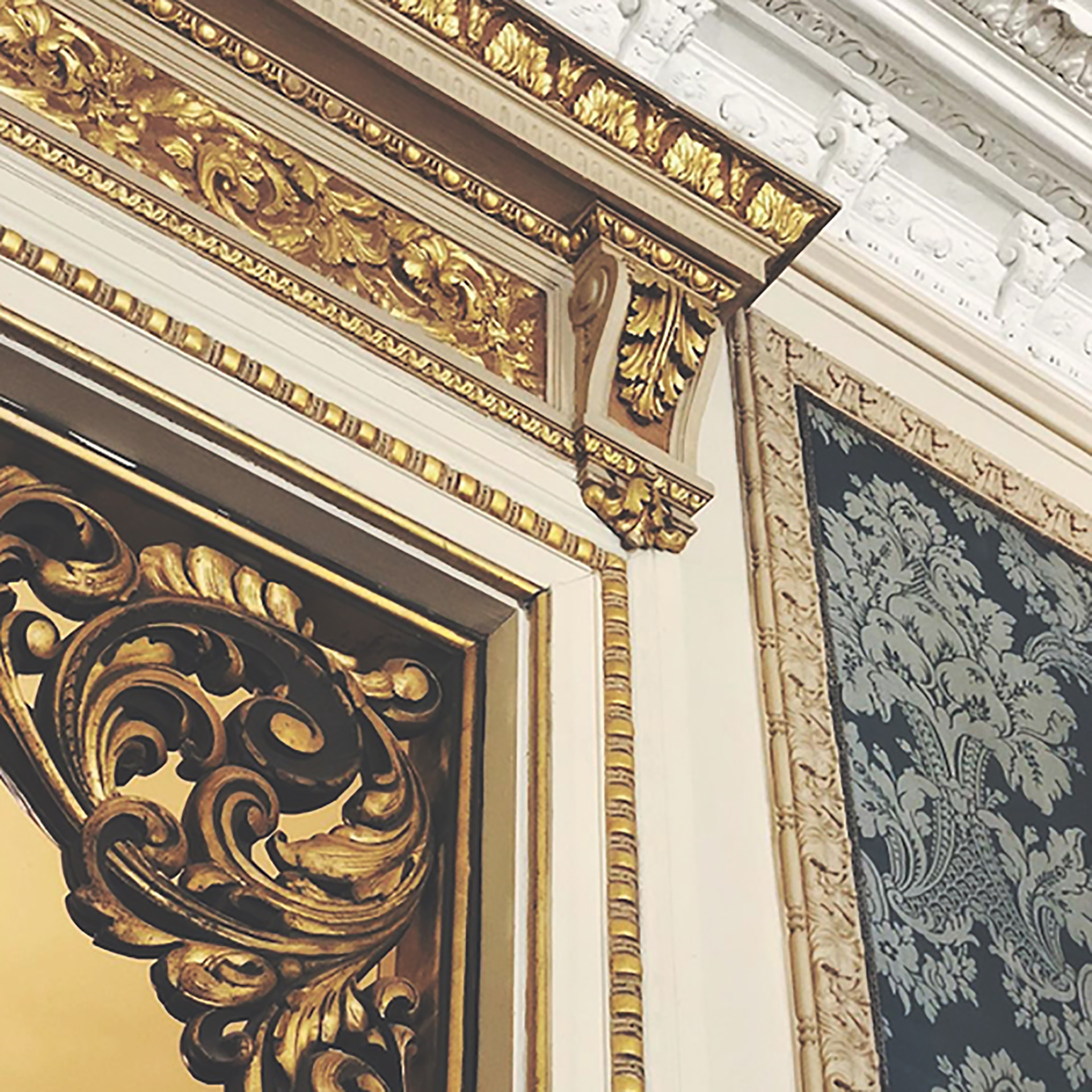 Ornamentos bañados en oro visten las modularas del comedor