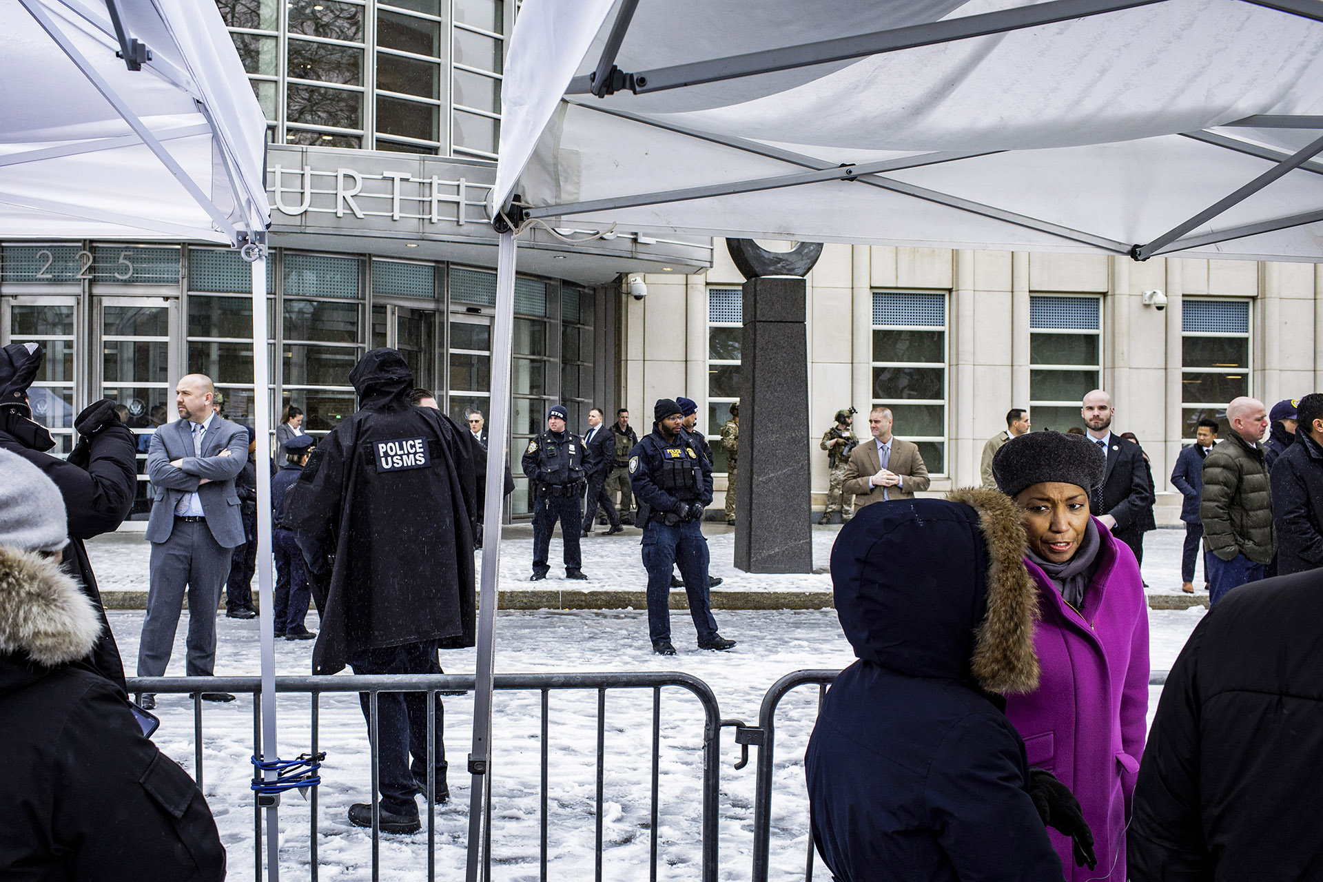 Escena frente al tribunal federal en Brooklyn donde fue condenado “El Chapo” Guzmán (Stephen Speranza/The New York Times)
