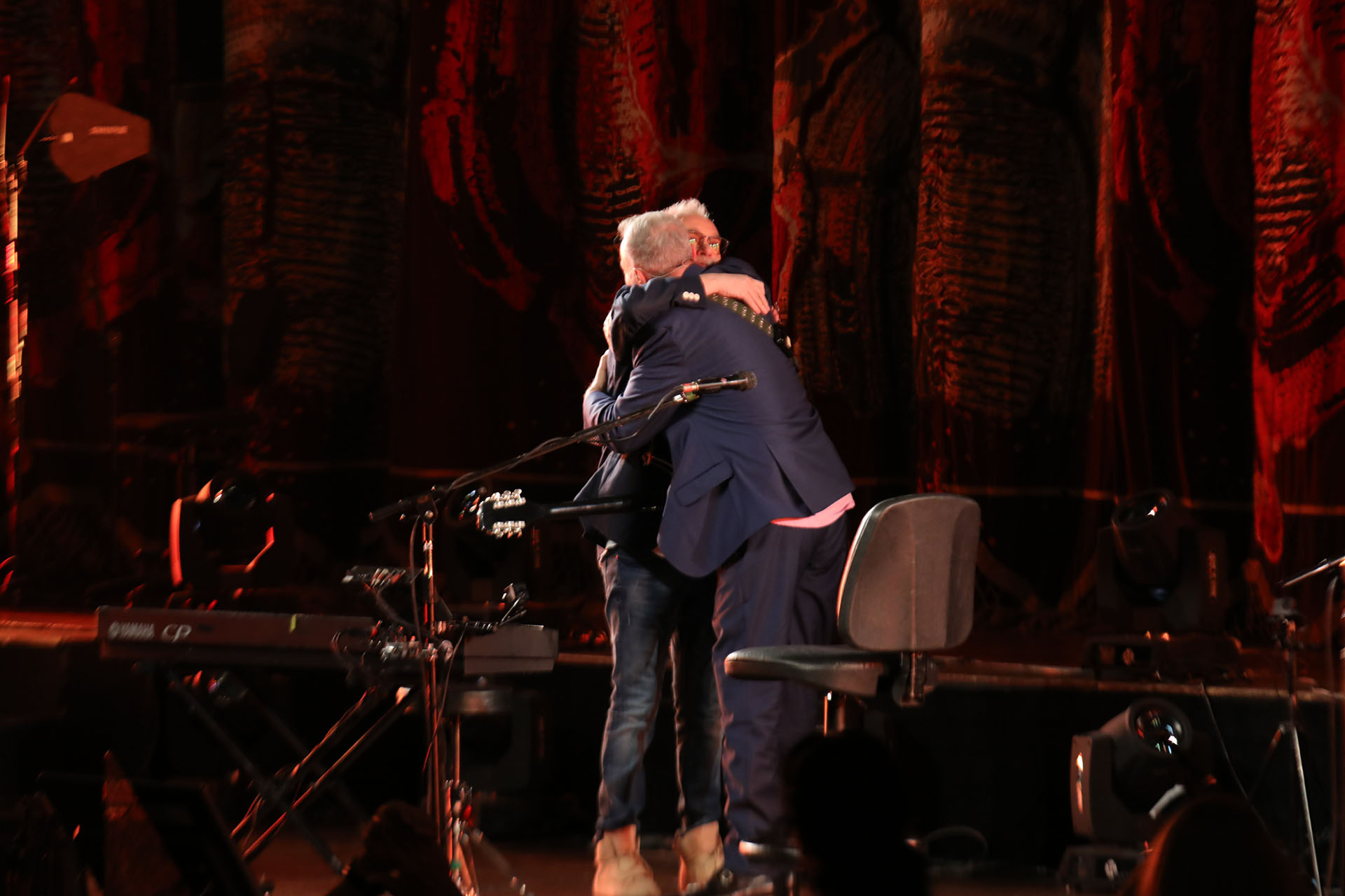 El saludo de David Lebón y Pedro Aznar en el Teatro Colón (Fotos: Christian Bochichio/Teleshow)