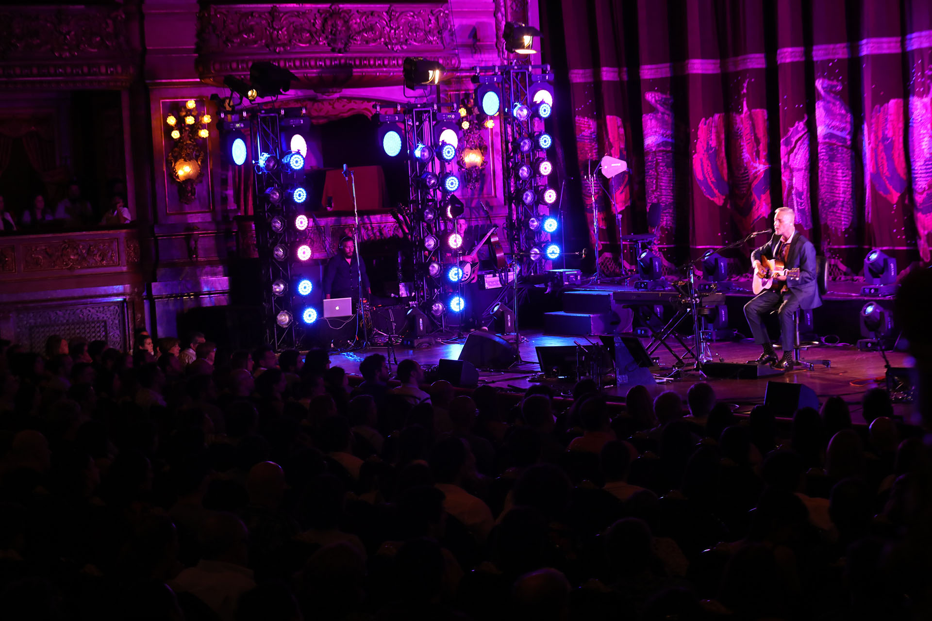 Pedro Aznar se presentó en el Teatro Colón con un gran concierto en el cierre de su gira Resonancia