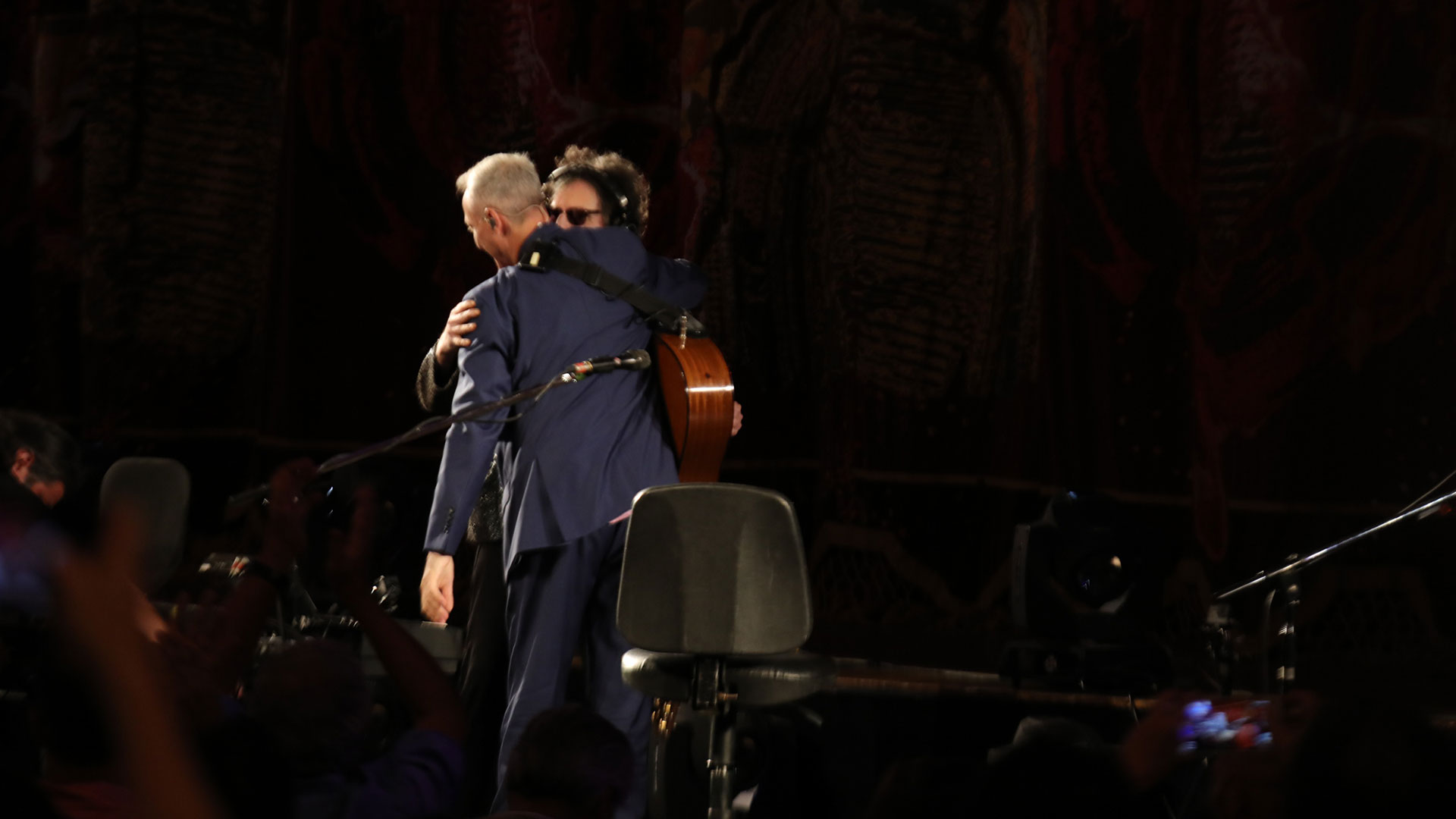 El saludo de Charly García con Pedro Aznar en el escenario del Teatro Colón