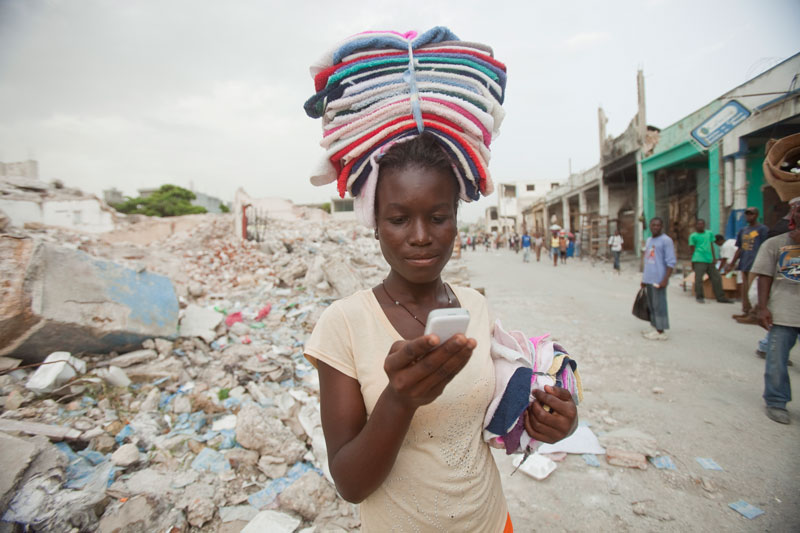 A mujeres como Ketteline Pierre, estudiante secundaria y trabajadora en Haiti, el teléfono celular les abre posibilidades que de otra forma no tendrían. (Bill and Melinda Gates Foundation)