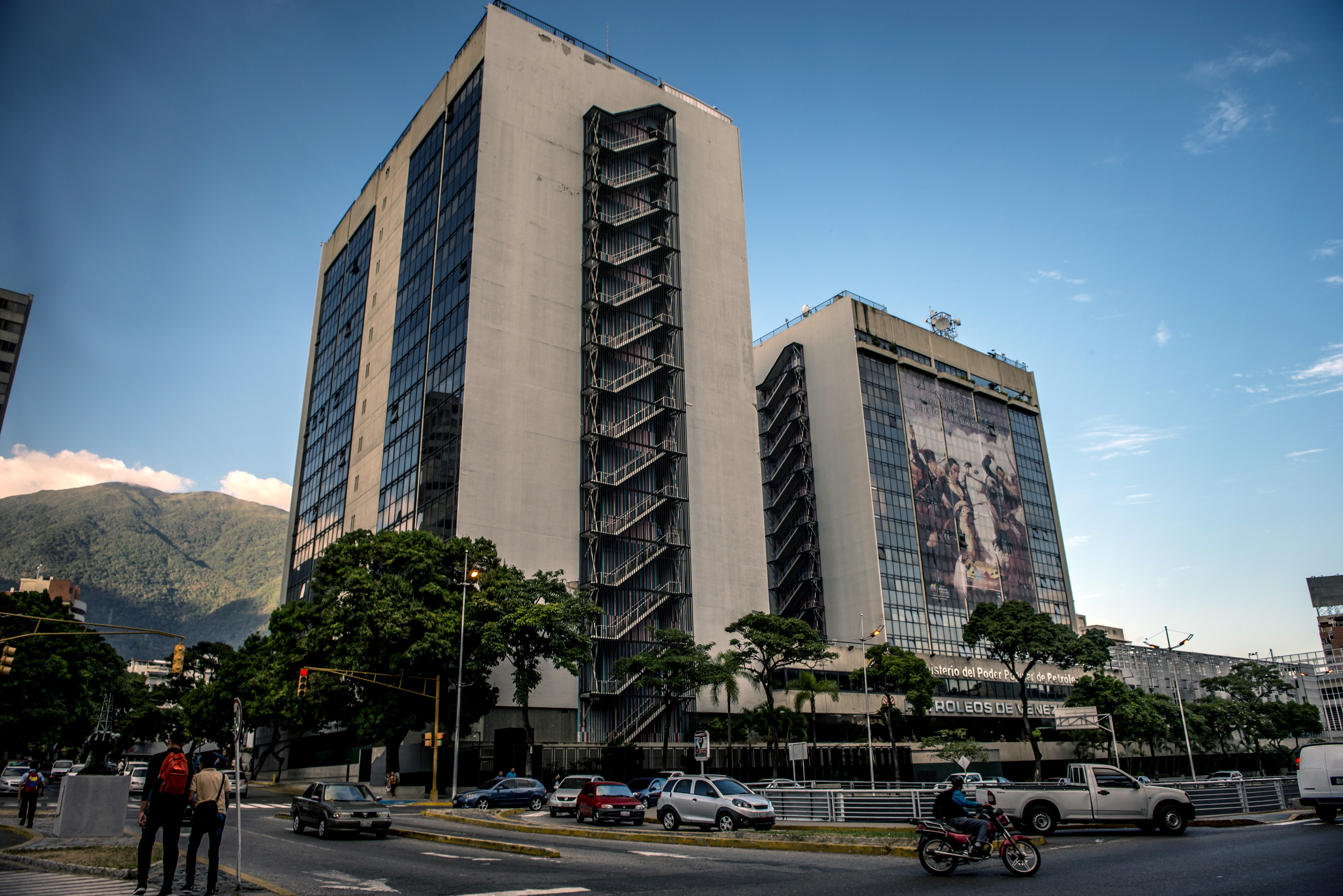 La sede de la empresa estatal Petróleos de Venezuela en Caracas (Meridith Kohut/The New York Times)