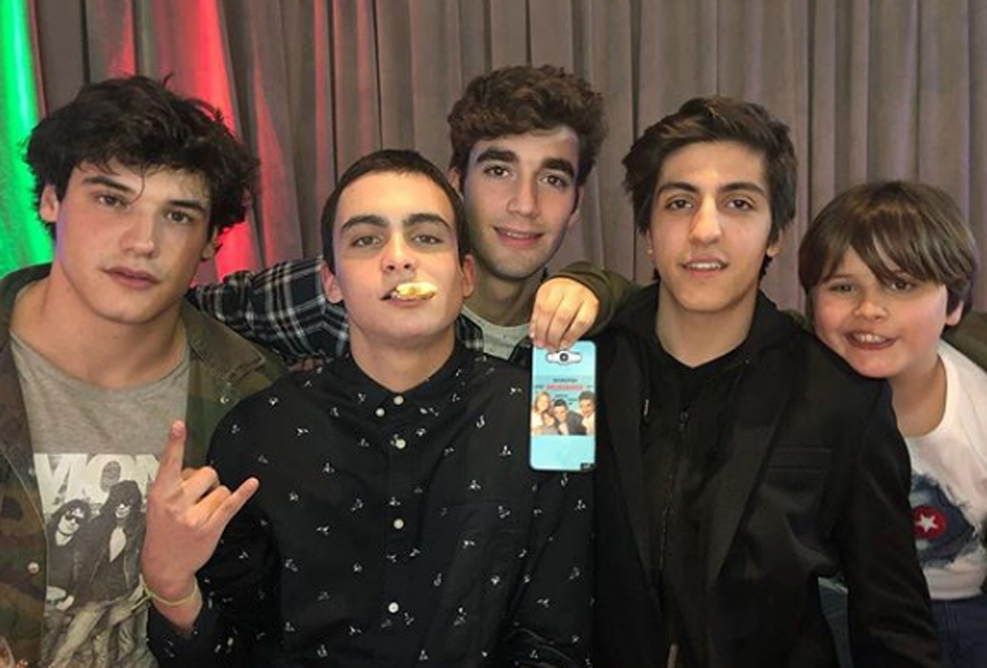Facundo con sus compañeros de 100 días para enamorarse