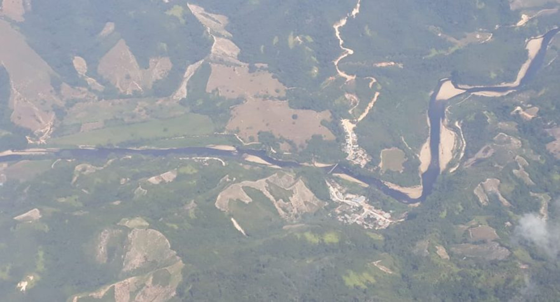 Así se ve el río Catatumbo, contaminado por el derrame de crudo, luego de un atentado del ELN contra un oleoducto. (Fotos Ecopetrol)