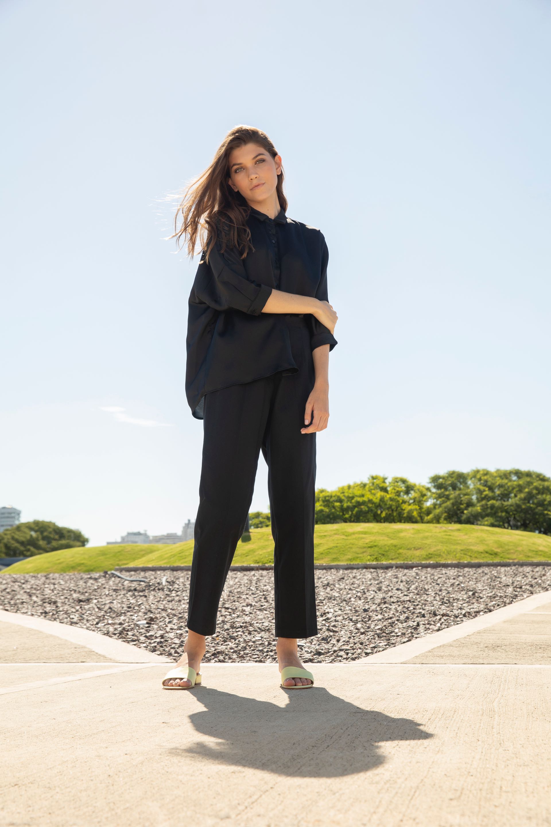 Camisa de seda ancha ($ 1.660, Melocotón) y pantalón de cintura alta y chatas de cuero forradas en tela de seda ($ 2.316 y $ 1.980, F.P)