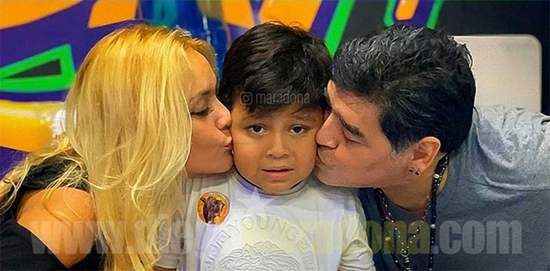 Verónica y Diego besando a su hijo. (Foto: Instagram)