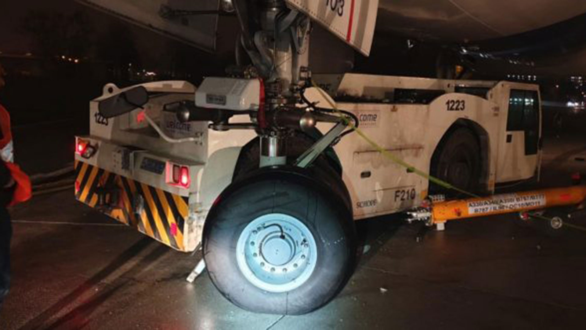 El vehículo que chocó al avión