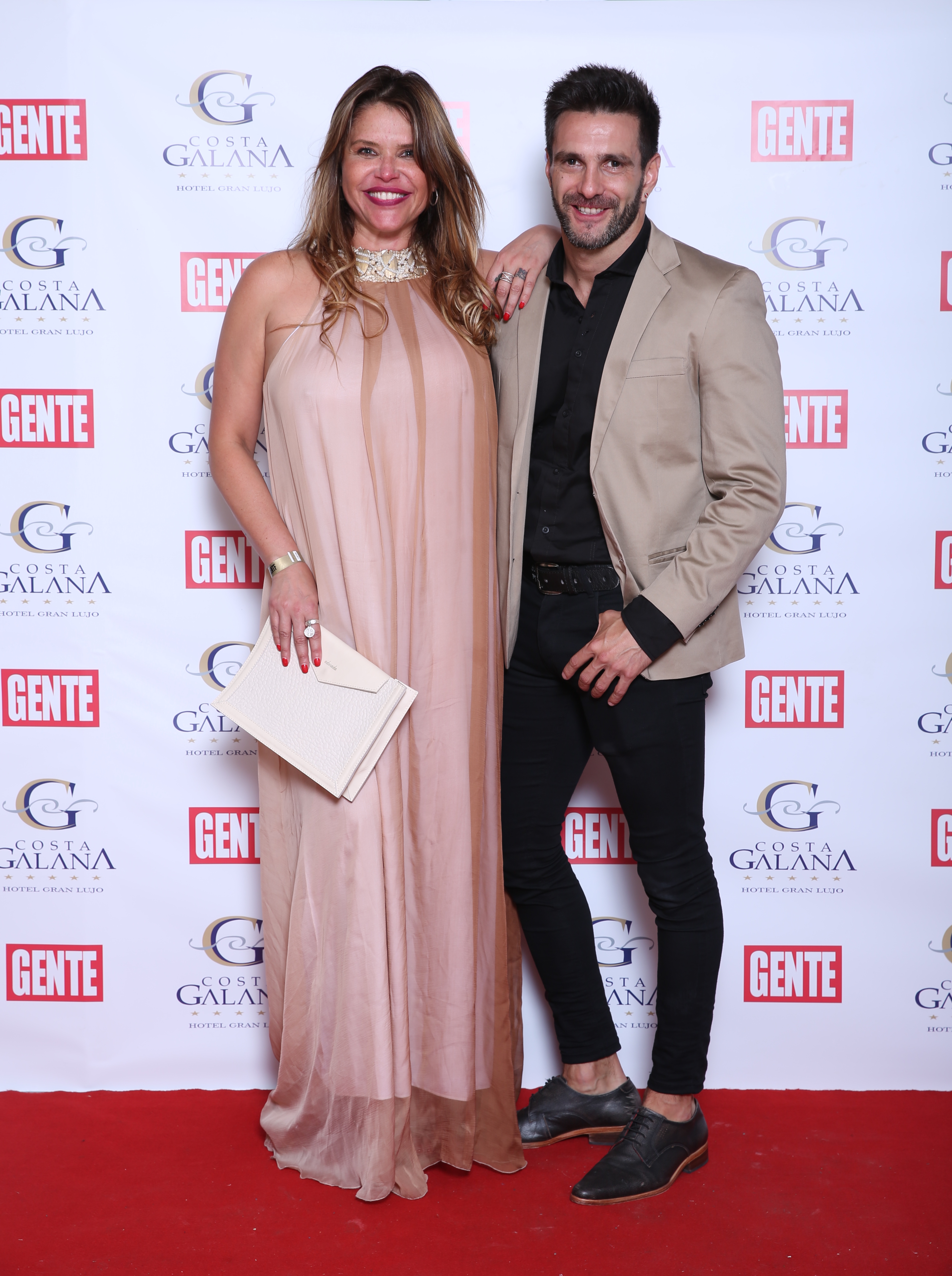 Nazarena Vélez, en un halston nude, acompañada por su pareja Santiago Caamaño.