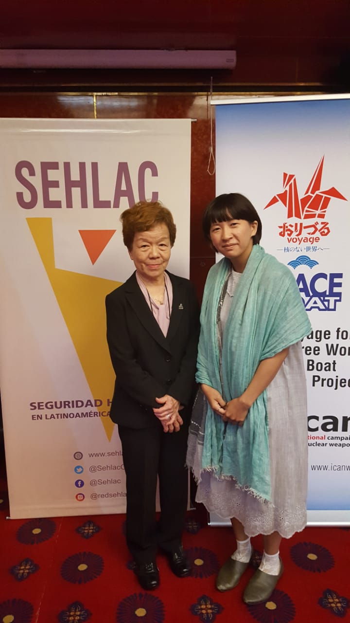 Junko Watanabe junto a Kei Moriyama, “hibakusha” y nieta de “hibakusha” (Peace Boat)