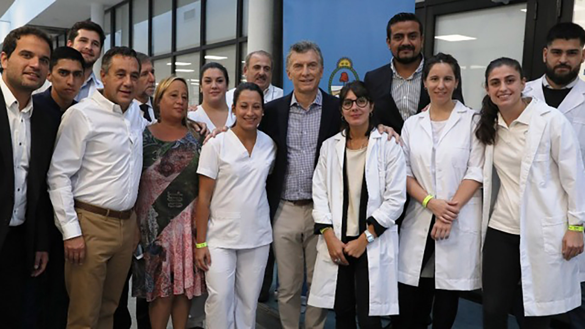 Mauricio Macri, en el Centro Nacional de Simulación Clínica junto a médicos y enfermeros