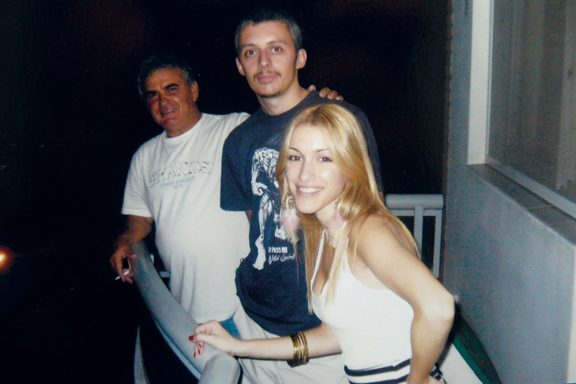 Roberto Fernández Montes y su hija Giselle junto a Santiago Corona, yerno de la víctima, a quien terminó asesinando en complicidad con un sicario paraguayo, Pedro Ramón Fernández Torres, conocido como El Carnicero, todavía prófugo. La imagen es en el balcón del departamento donde se cometió el crimen: Aranguren 36, barrio de Caballito.