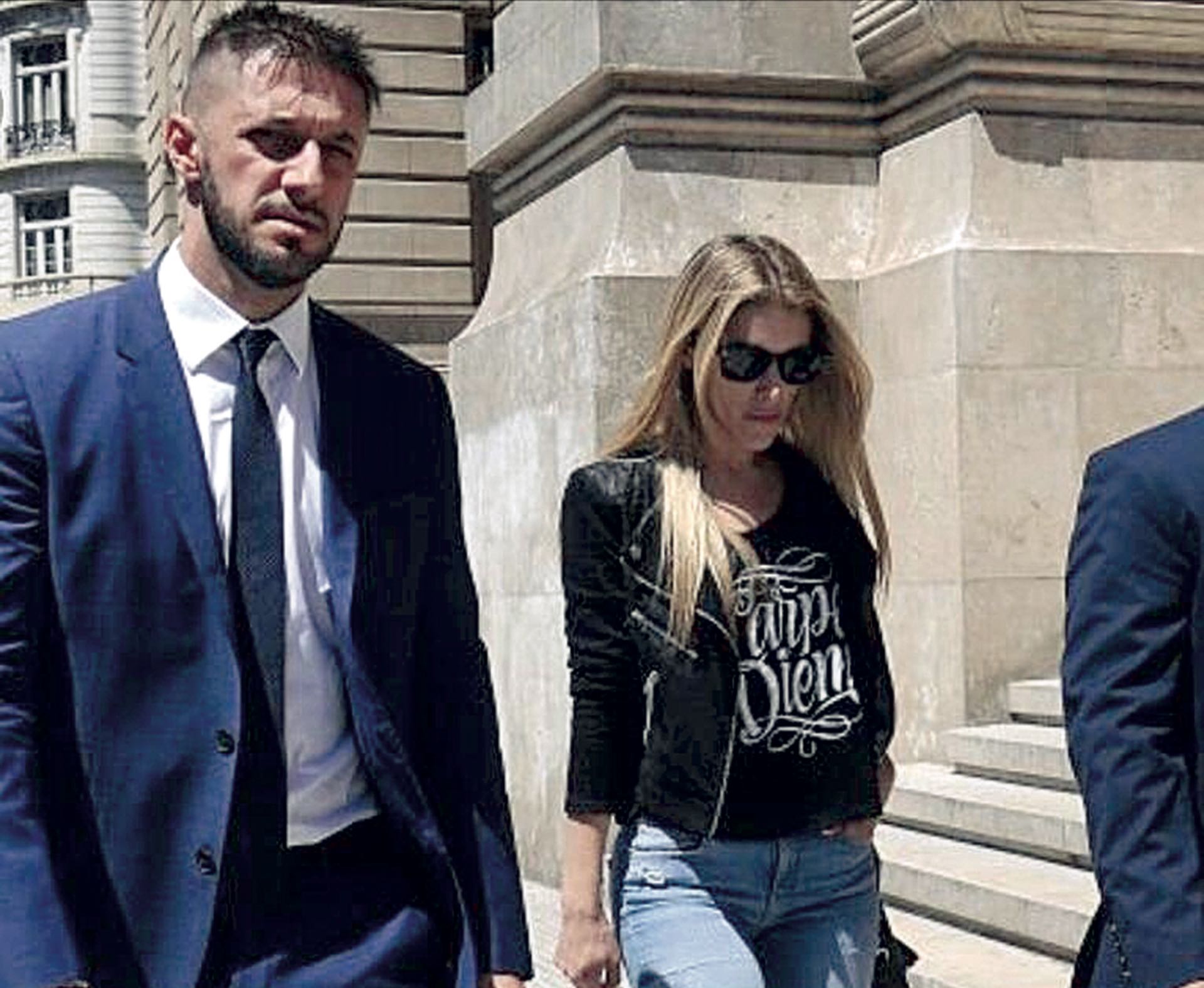 Giselle Fernández -hija del empresario- rumbo a Tribunales acompañada por el doctor Matías Morla, que logró la condena a prisión perpetua de Santiago Corona en sólo diez meses: “Nos preocupa que no aparezca el cómplice, de nacionalidad paraguaya, tememos que esté refugiado en su país, por eso la embajada de España pidió colaboración a nuestras autoridades para que se lo encuentre de una vez por todas”, destacó el abogado.