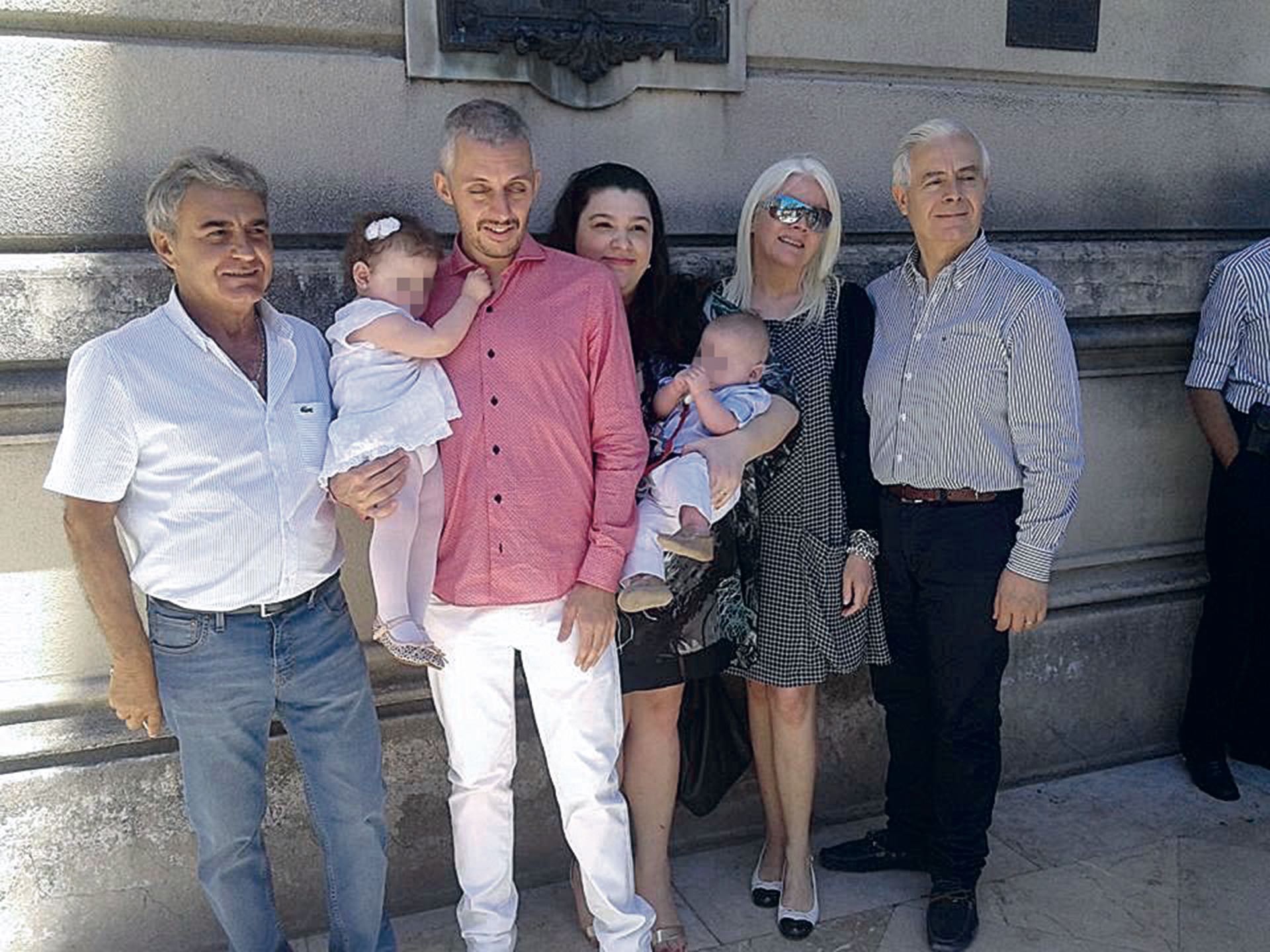 La víctima y a su lado su victimario en el bautismo de uno sus nietos, junto a Natalia, la hija mayor del empresario asesinado, y los padres de Santiago Corona -condenado por el crimen-, Patricia y Marcelo, quienes tenían excelente relación familiar, pero luego del homicidio se distanciaron abruptamente.