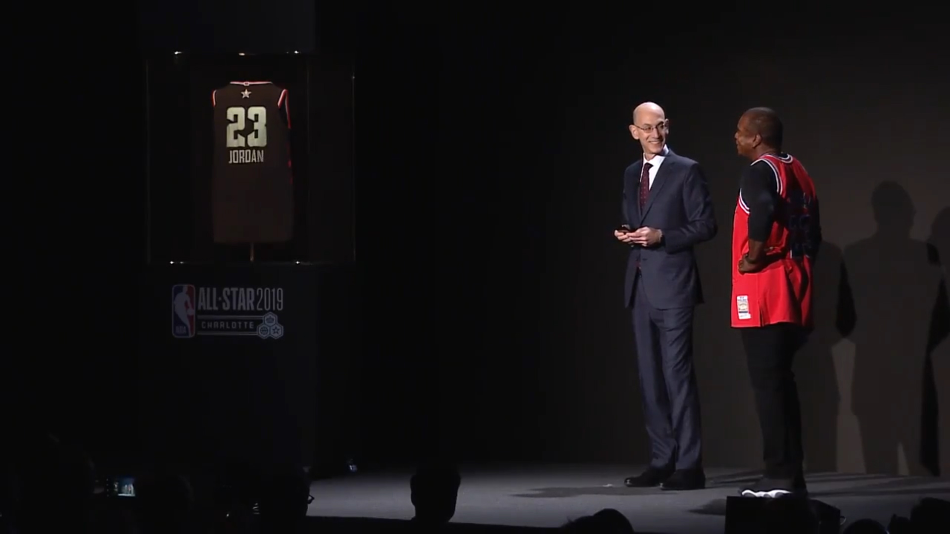 Adam Silver, comisionado de la NBA, presentó la camiseta del futuro