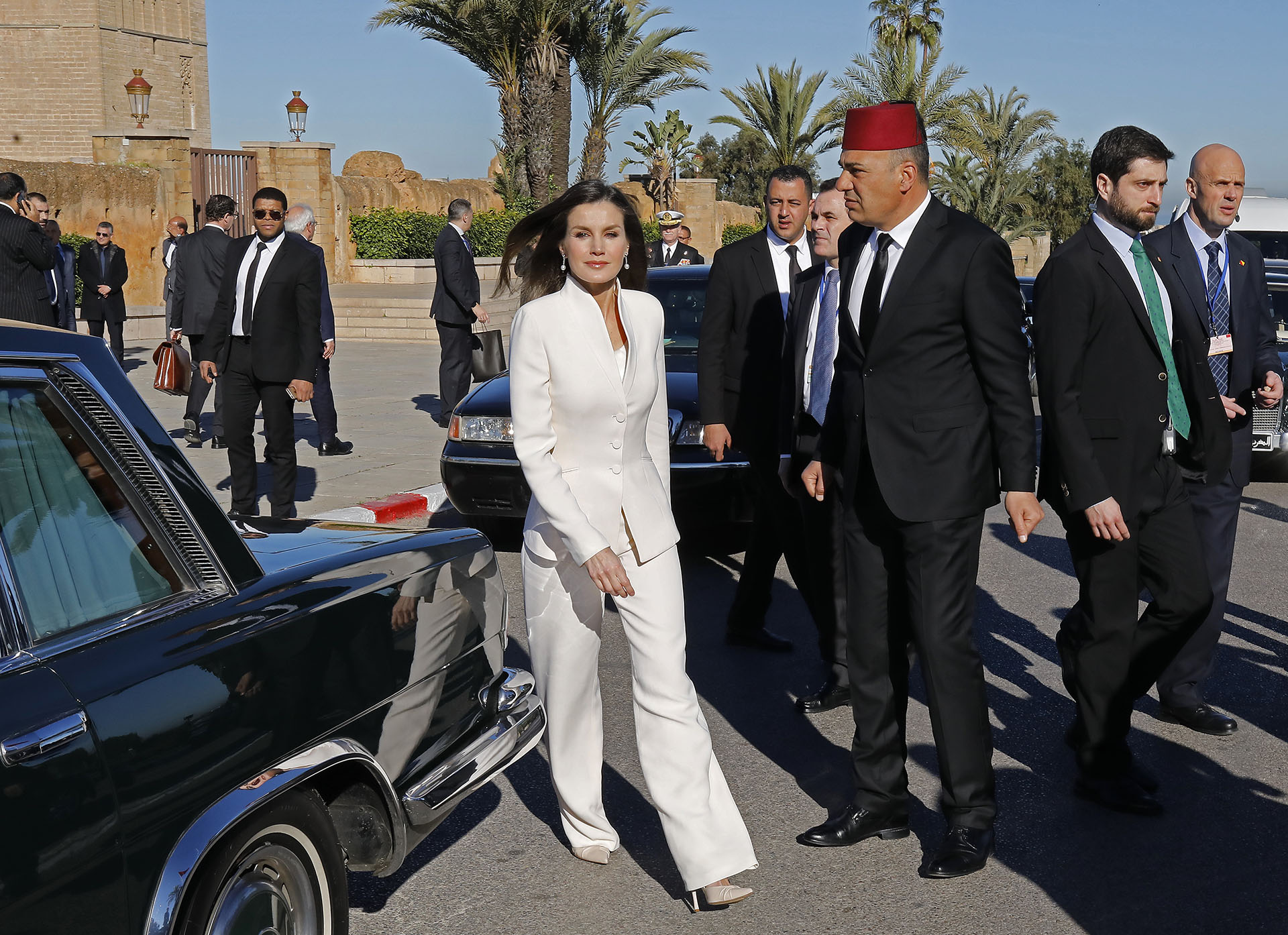 Al elegante traje de Armani lo acompañó con stilettos crudos