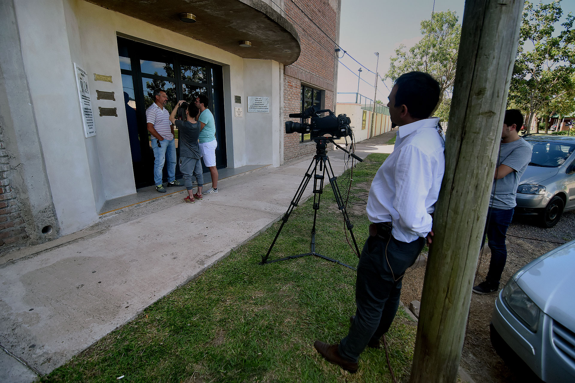 La prensa hace guardia en las inmediaciones del club San Martín (Nicolás Stulberg)