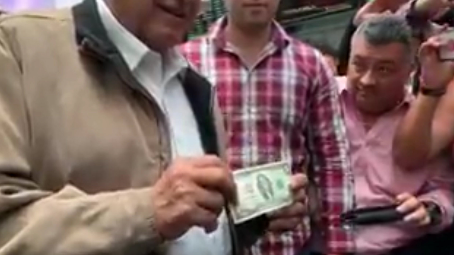 Los dólares no pueden faltar en la cartera del mandatario (Captura de pantalla)