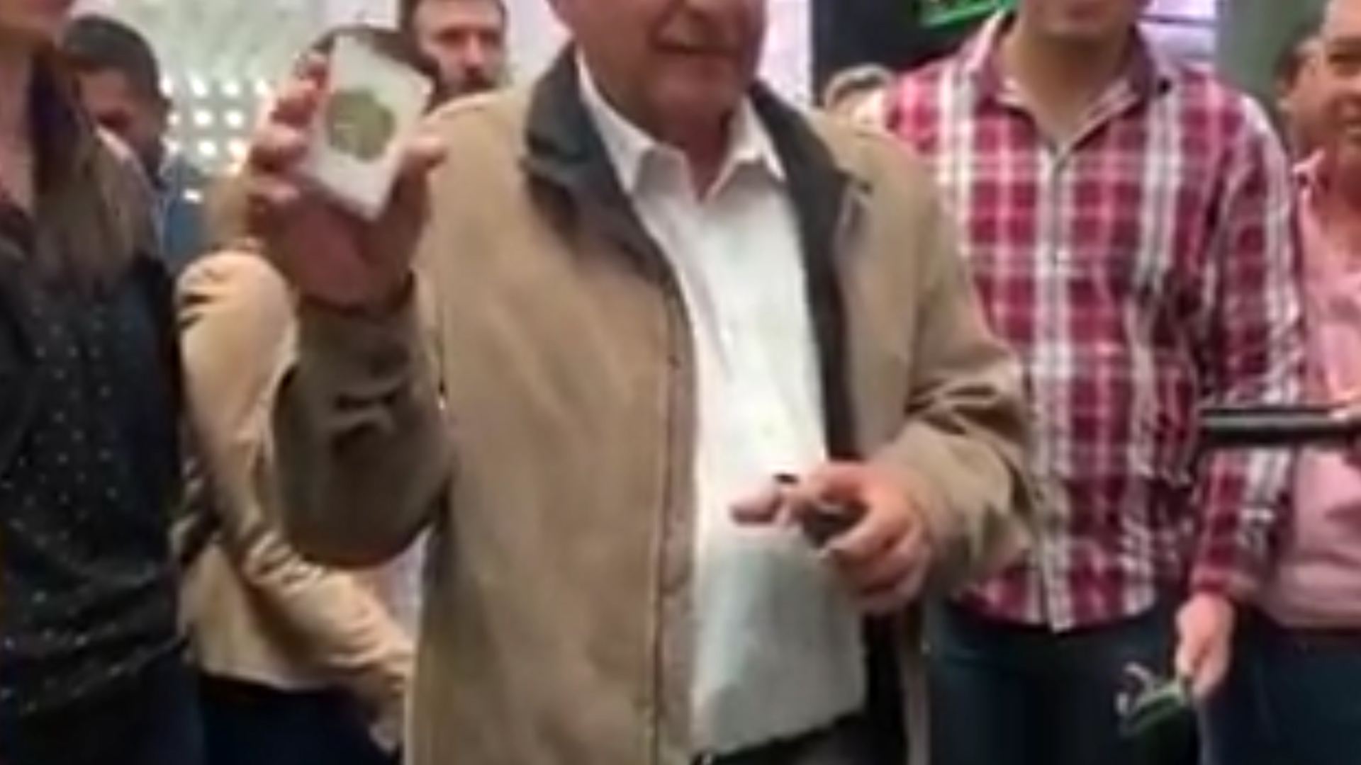 Un trébol de cinco hojas también lo acompaña (Captura de pantalla)