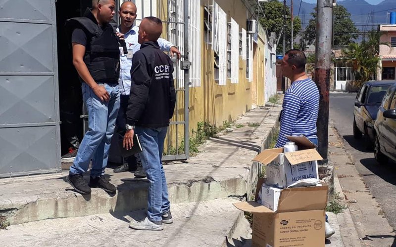 Momento en el que decomisan las donaciones.