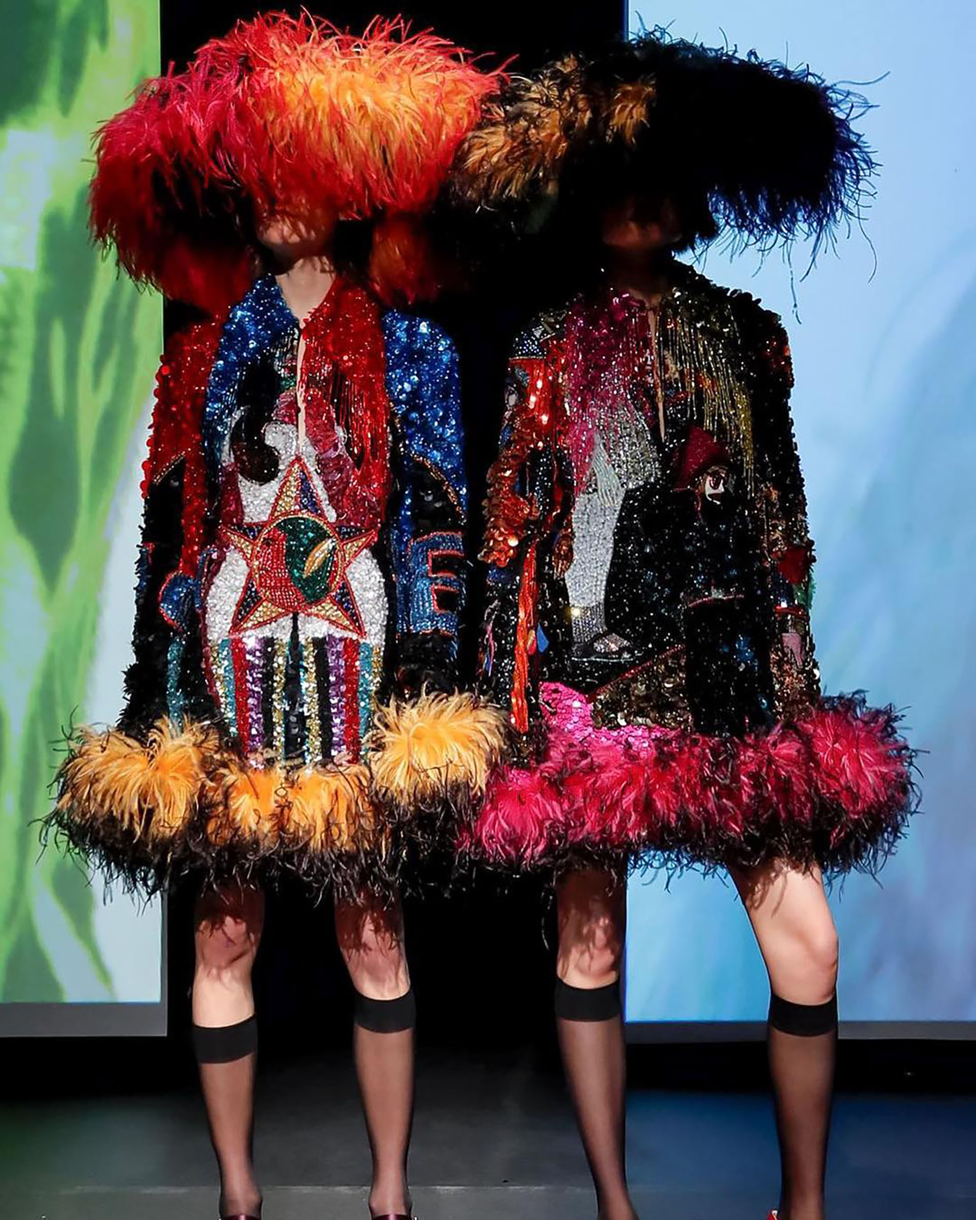 Vestidos relucientes con detalles recortados fueron presentados junto con vestidos de plumas y combinados con sombreros a juego (Instagram: @eletrikhman)