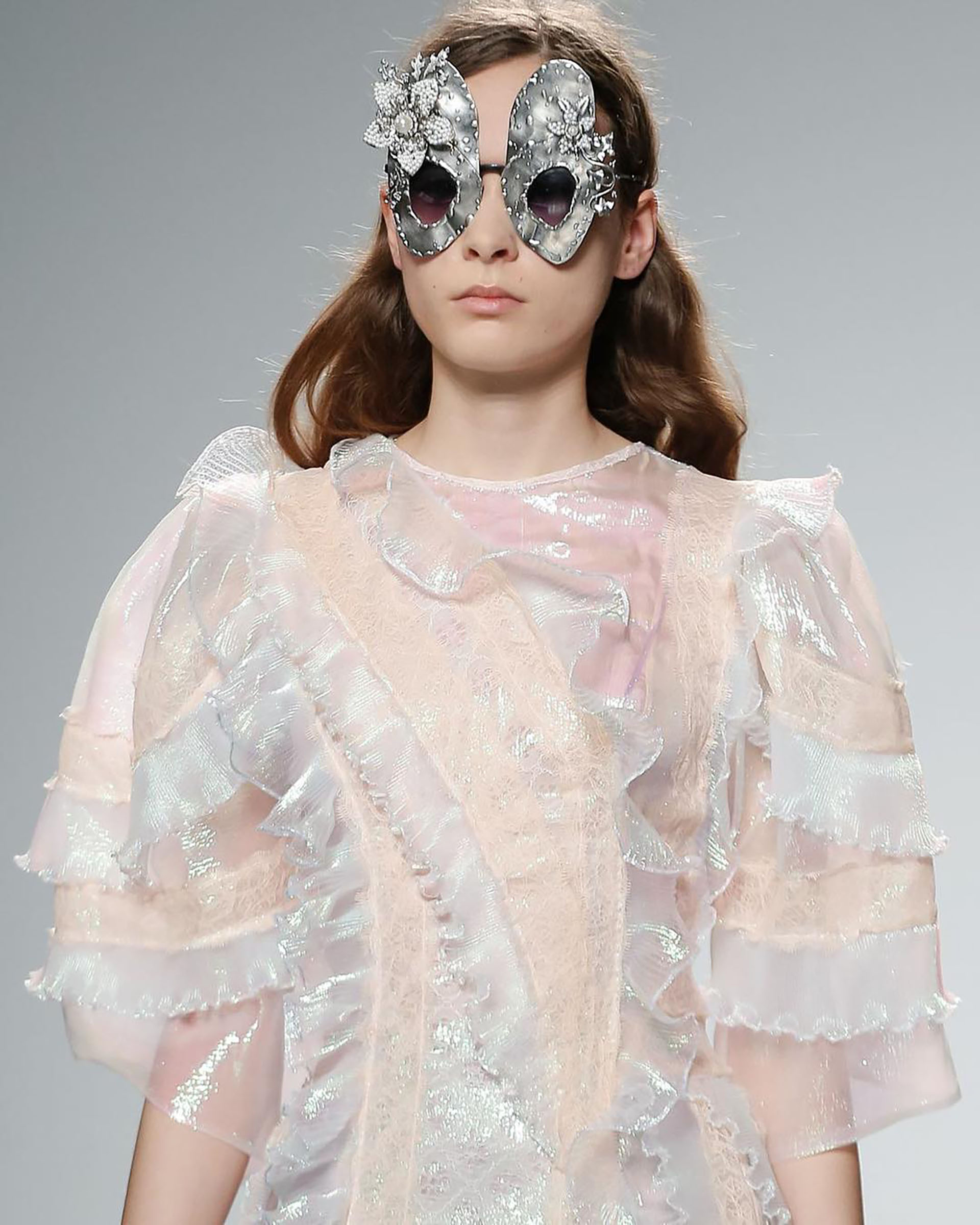 Bora Aksu creó su marca de moda al graduarse de su maestría en Central Saint Martins. Galardonado con el patrocinio de Nueva Generación, se lanzó directamente a la escena de la Semana de la Moda de Londres (Instagram: @bbafmagazine)