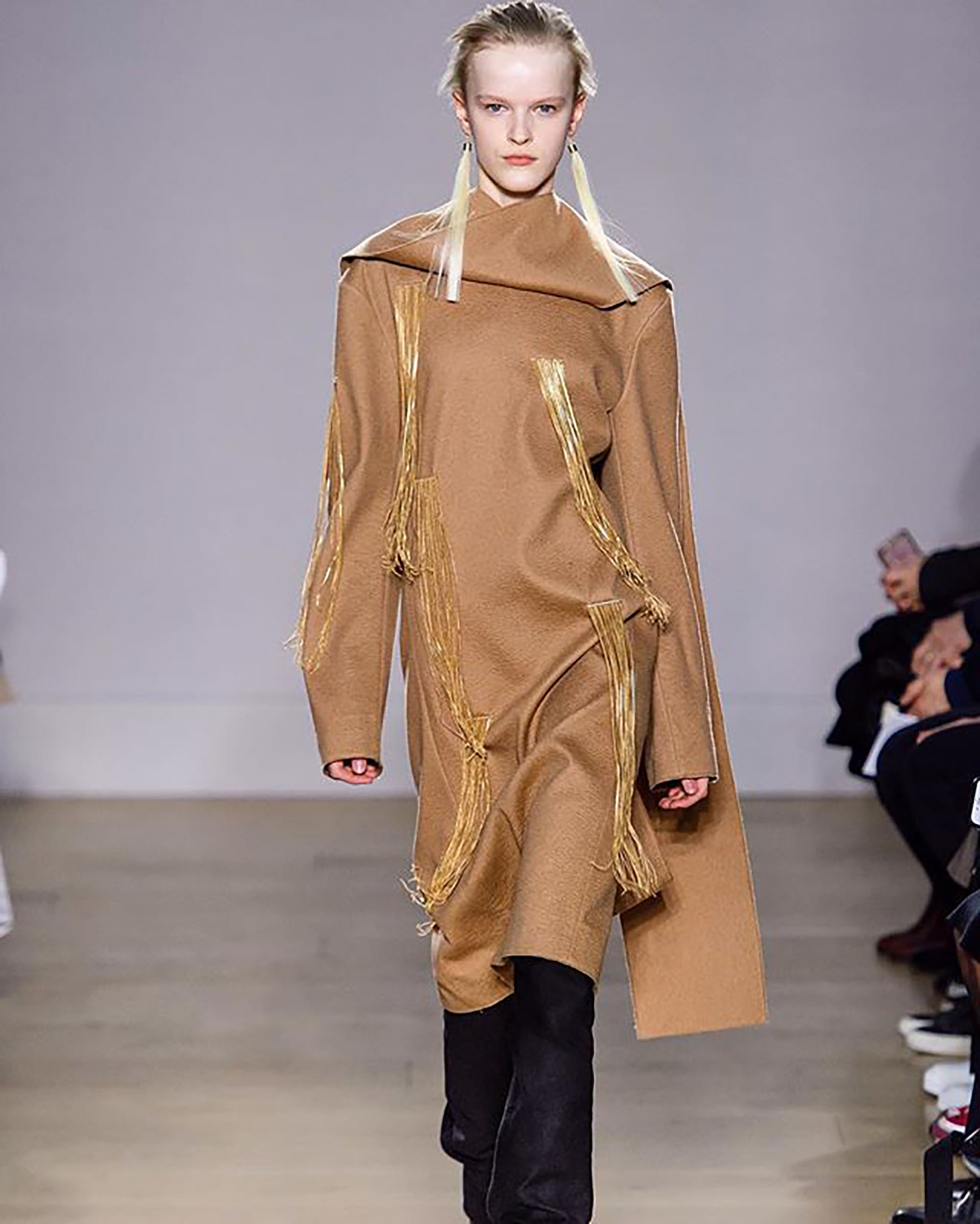 Nataša Čagalj presentó una colección apropiada para ropa de trabajo para el otoño/invierno 2019 (Inistagram: @hannahmotlerfans)