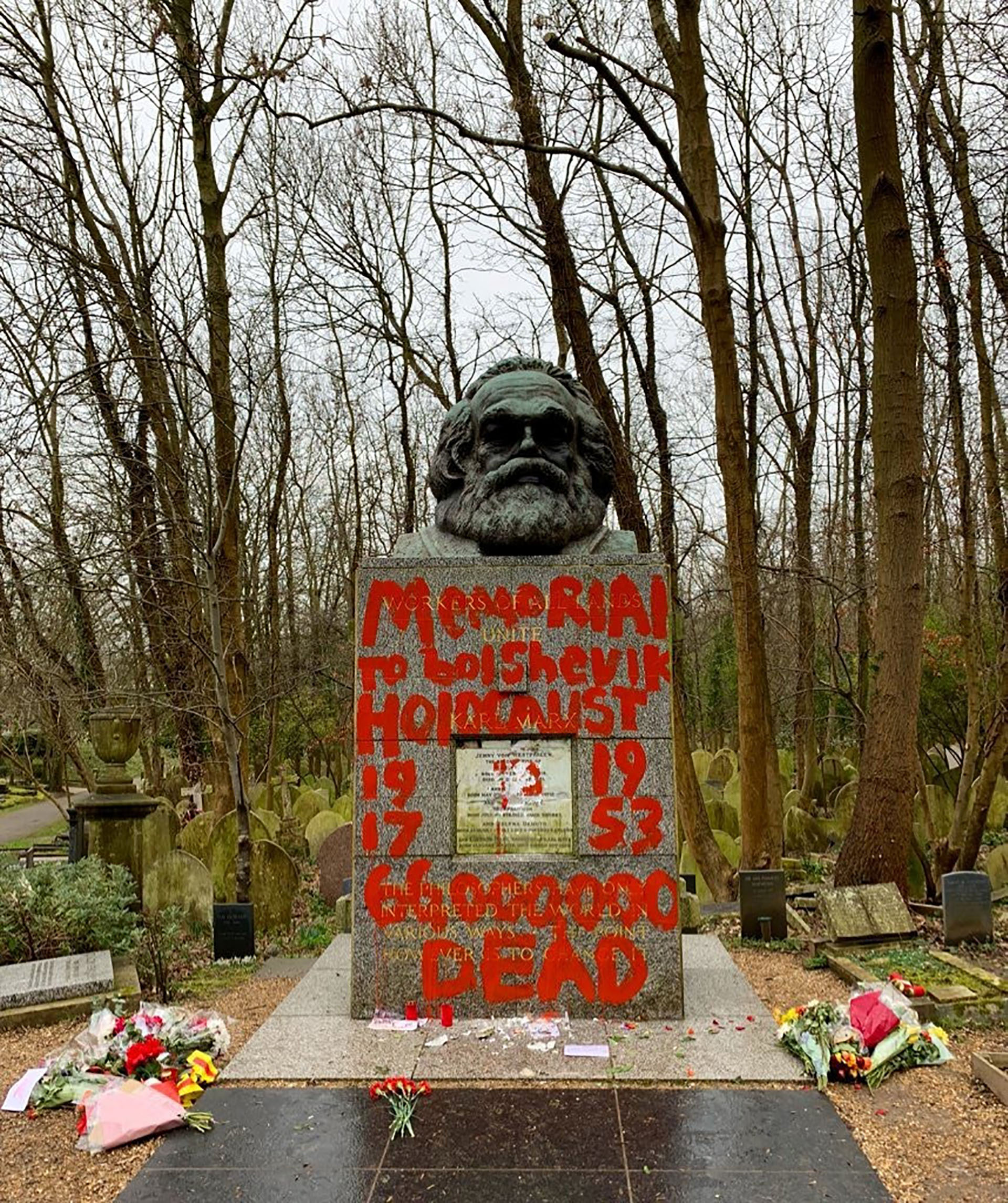 “Doctrinas del odio” y “Arquitecto del genocidio” fueron algunas de las frases escritas en la tumba (Reuters)