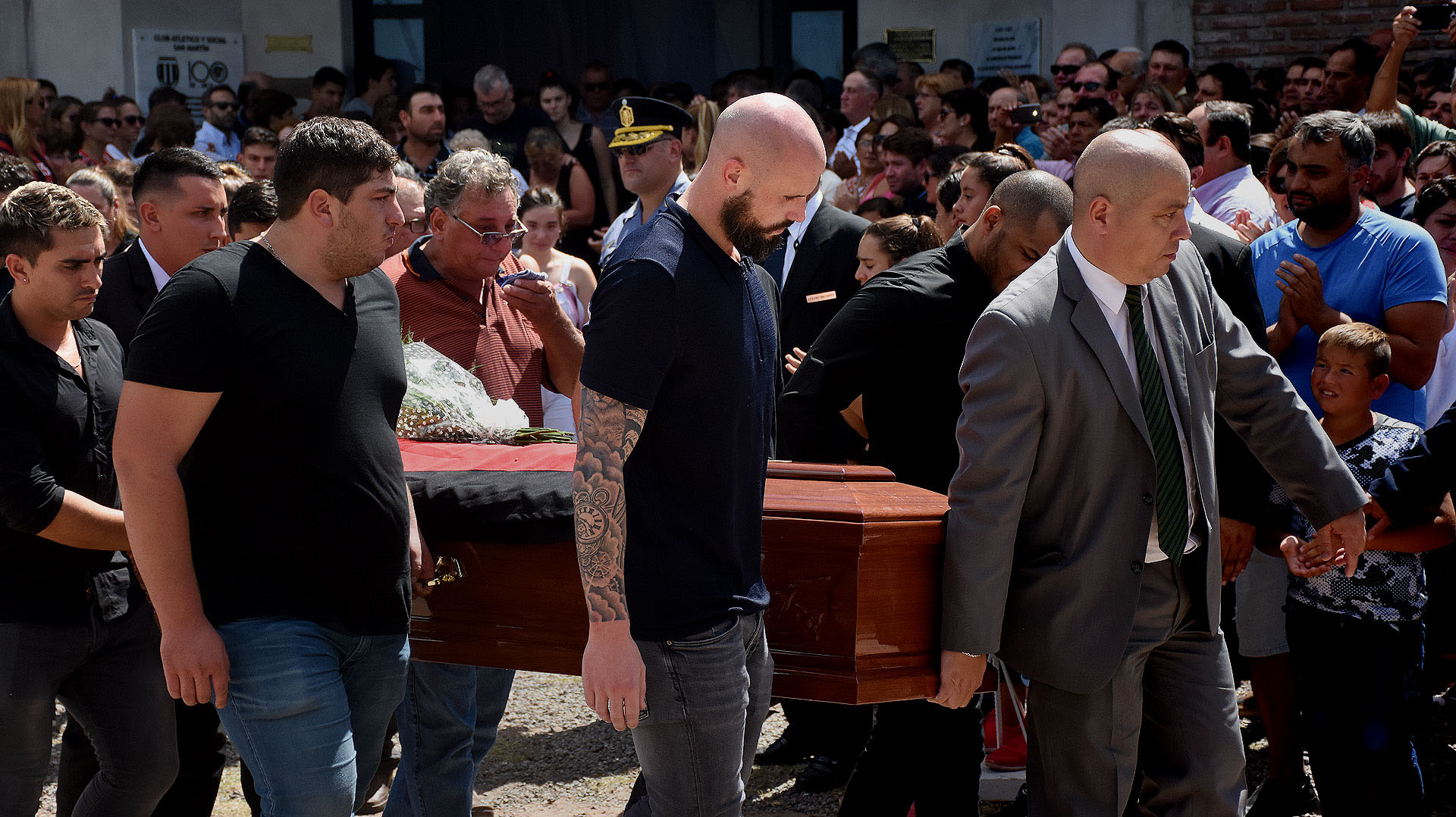 Darío y Horacio, hermano y padre respectivamente, llevaron el féretro