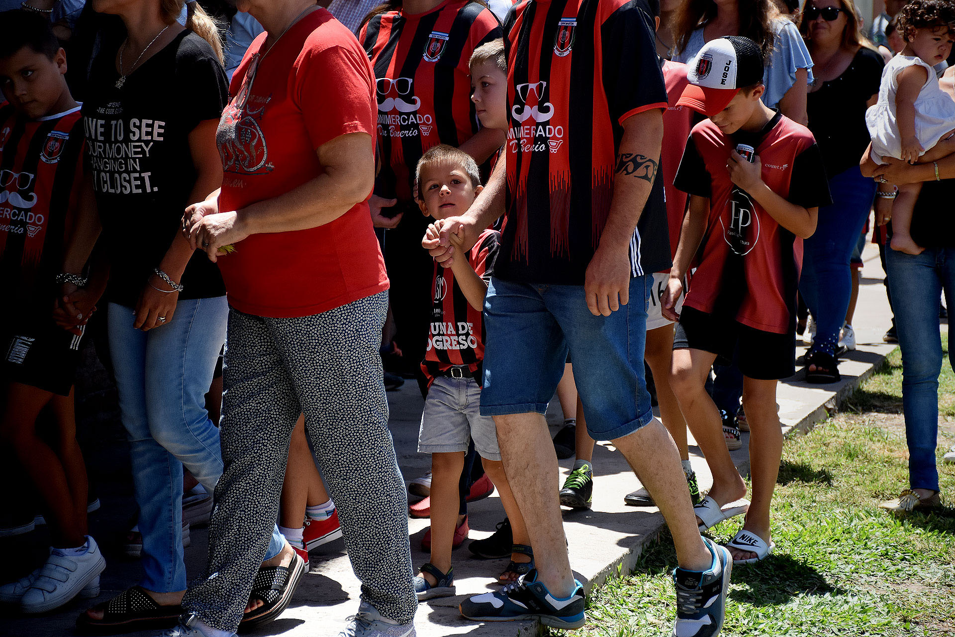 Amigos, vecnios y familiares con la camiseta de San Martín, el club que lo vio nacer